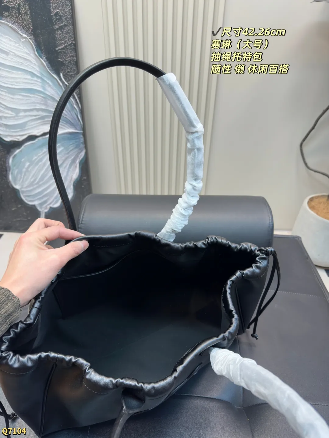 💰170 尺寸42.26(大号) 赛琳凯旋门浮雕tote✨celine包包 超火爆的光滑牛皮抽绳包!! 复古焦糖色,四季百搭。手拎肩背无敌了!柔软牛皮质感满分!超级推荐👏 容量不容小觑