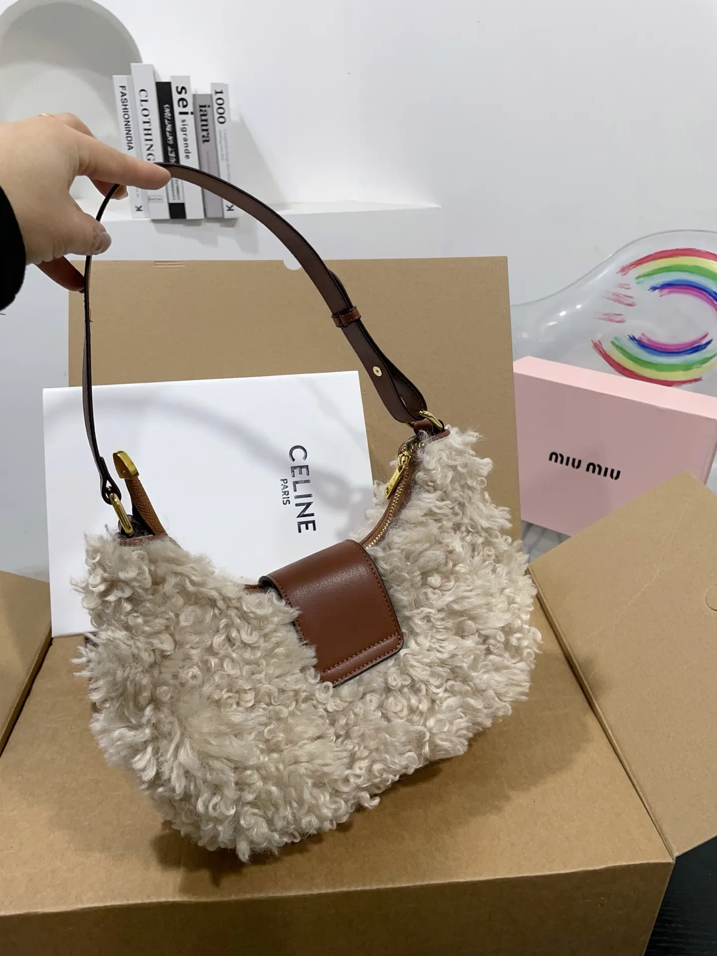 👑💰140💰配盒 赛琳原版羊羔毛hobo 红红火火恍恍惚惚出街啦~ 搭配衣服真的吼吼看~一秒时尚感千金风拉满红色也很显眼，好多场合都可以搭配 张元英同款~~~ 尺寸25cm