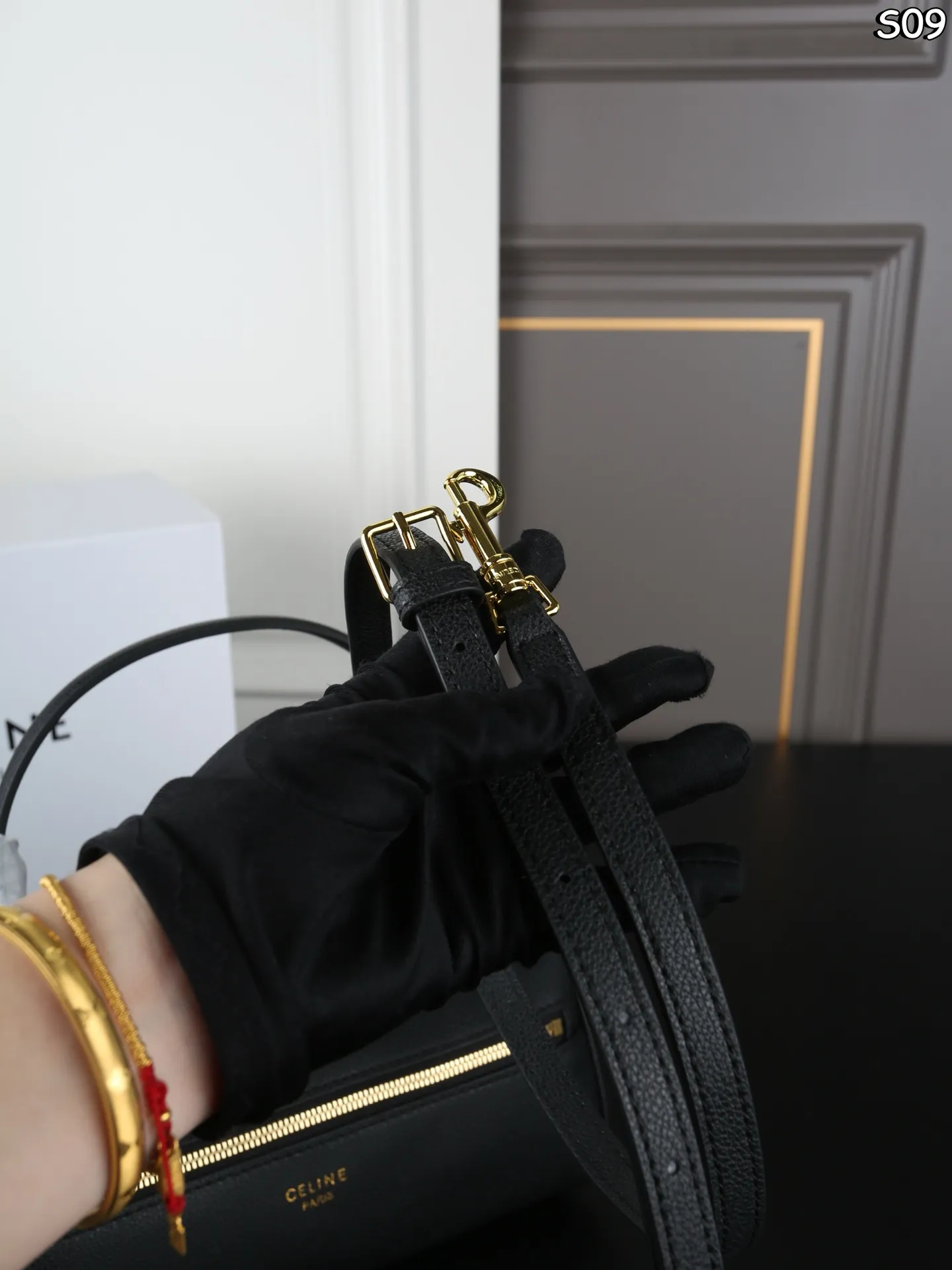 P155 折叠盒 CELINE赛琳 Triomphe CYLINDER 圆筒包 手提包 CELINE家族新成员 CYLINDER圆柱体手提包 轻便舒适 经典配色 🉑手拎🉑肩背 简直是深得我心 自重特别轻便的同时包型也都别出心裁 像这款长手柄的CYLINDER我都能想象到秋冬了手腕在驼色羊绒大衣上会有多么的精彩绝伦 尺寸:26×13