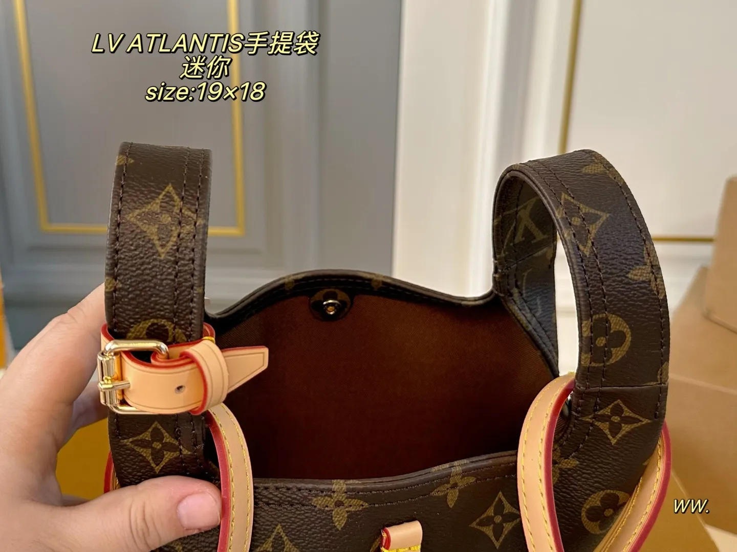 P170 迷你(折叠盒飞机盒) size:19×18 LV路易威登ATLANTIS菜篮子手提袋💕 今年的秀场款!非常🆒 小巧可爱,适合小个子女生! 自带皮肩带,可挽🉑️背~ 运动、休闲,🉑️爱气息都能搭✅