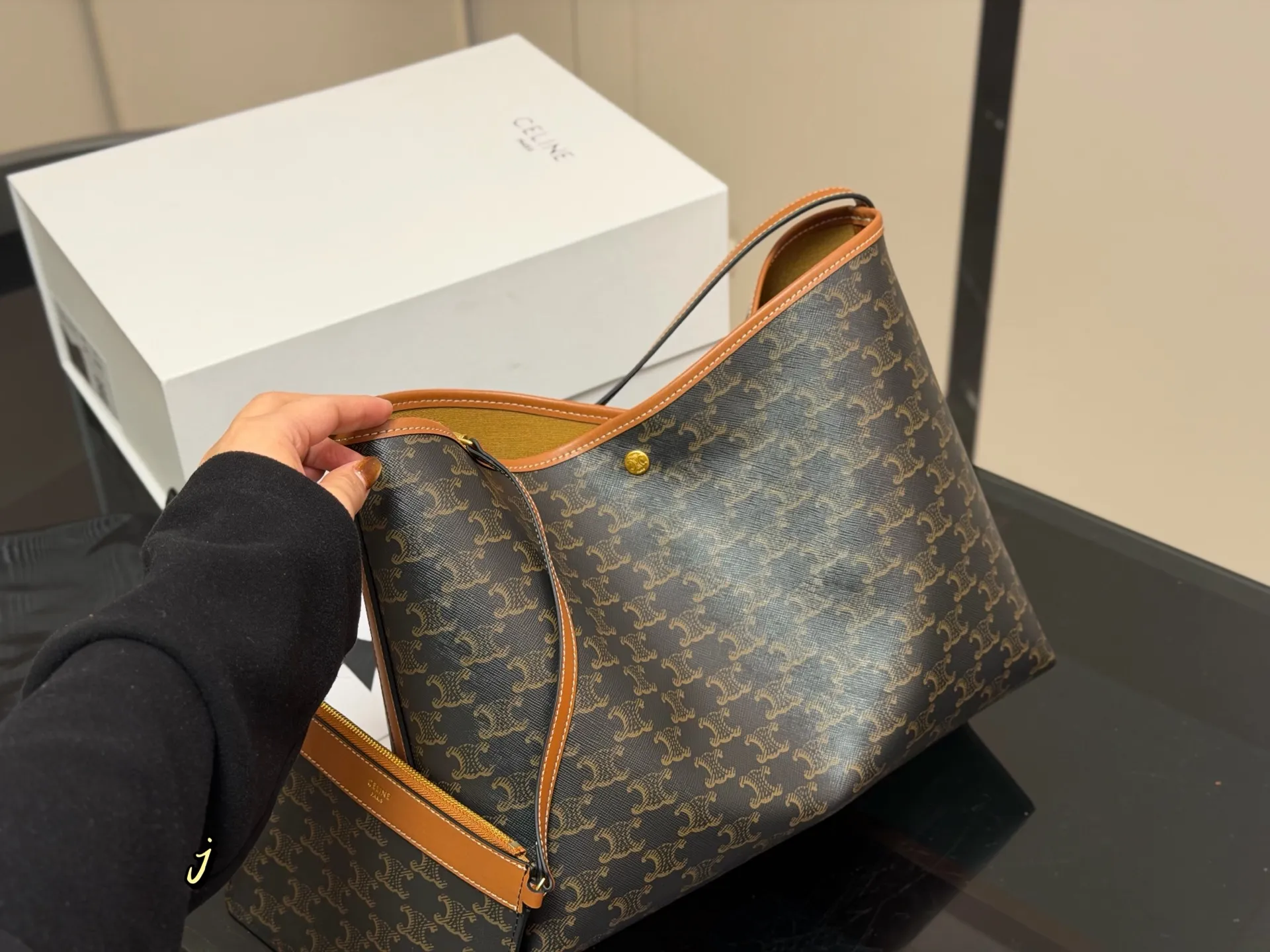 ¥190 配盒 赛琳CELINE|SOFT SHOPPER托特包 超轻,带一个子母包,容量很大,阔以放电脑, 适合搭配秋冬~ 我先心动了姐妹们 尺寸:33.24cm