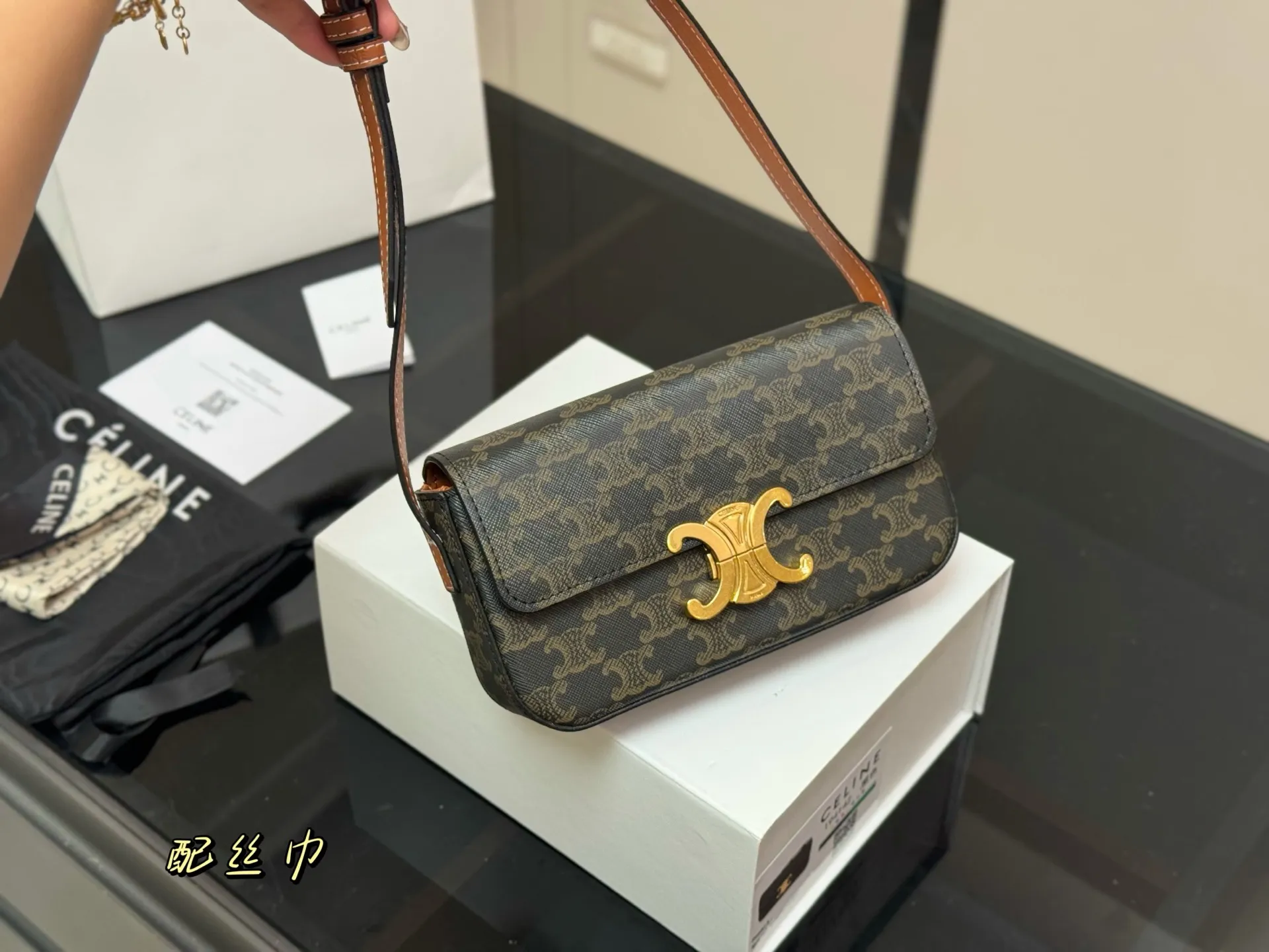 &yen;140 配盒 CELIN.Triomphe 配牛皮 赛琳最新款凯旋门腋下包 长方形的轮廓复古感满满～ 随便穿什么搭配这个包都是高级风 尺寸：20.10cm