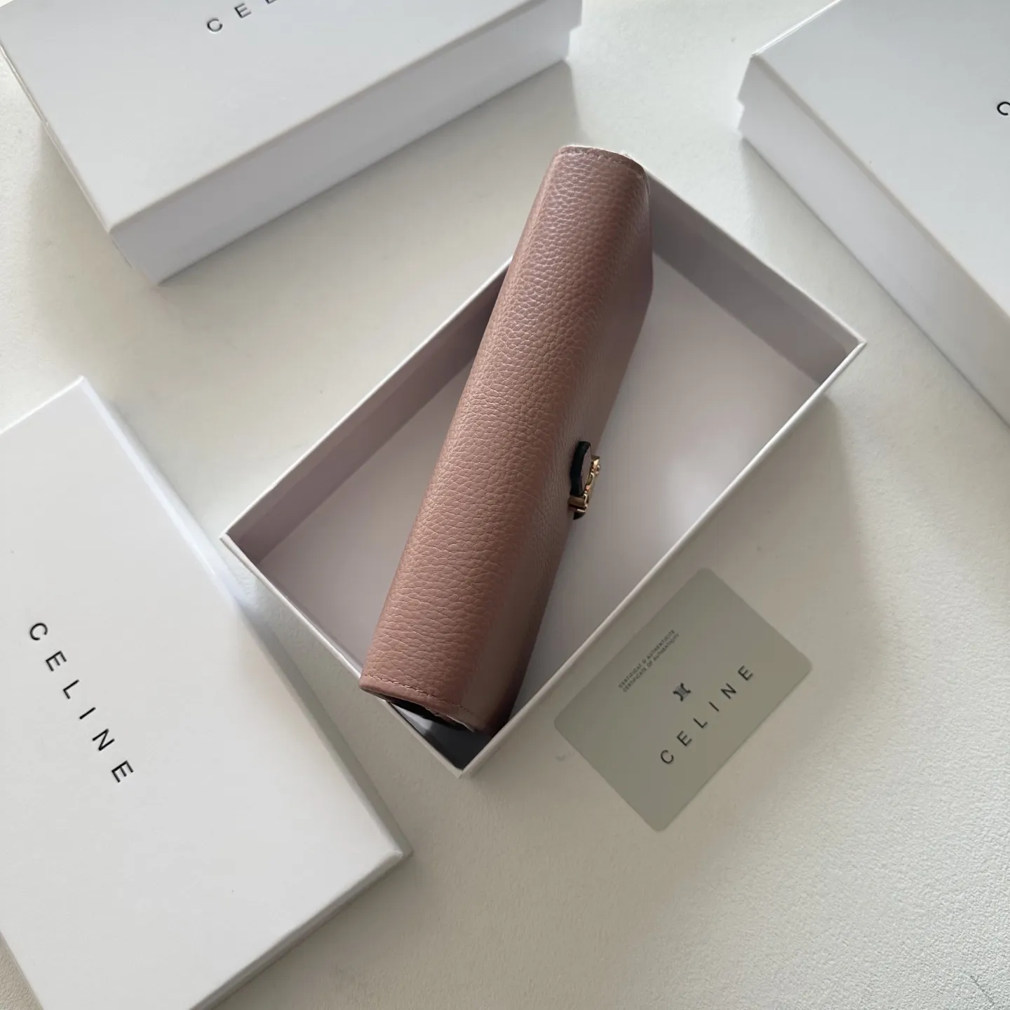 P95🎀🎀颜色 黑 粉 红🎀尺寸 19x10🎀赛琳爆款牛皮两折钱包🔥款式经典做工精细耐磨耐用手感极佳❤️