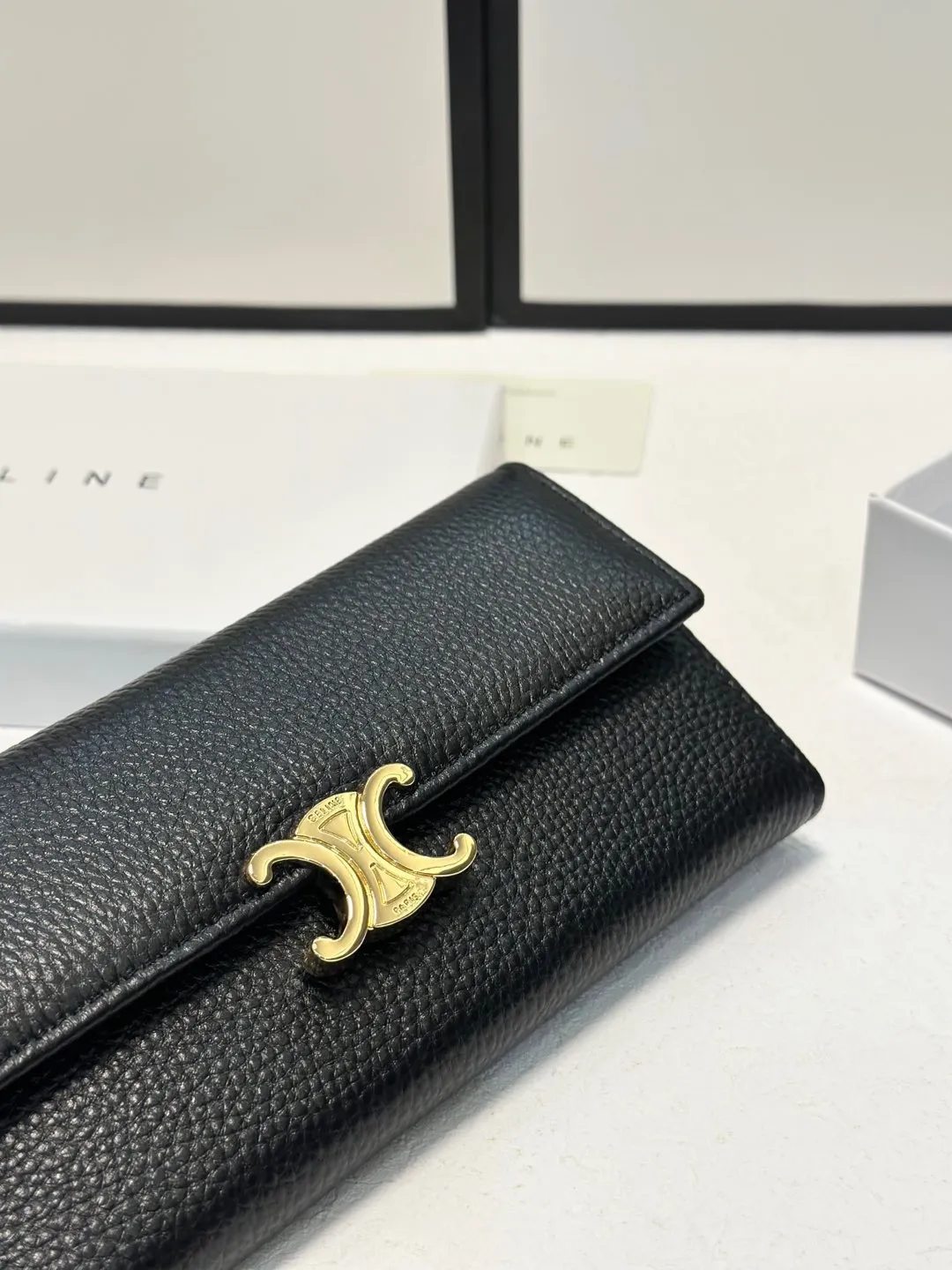 P95🎀🎀颜色 黑🎀尺寸 19x10🎀赛琳爆款牛皮两折钱包🔥款式经典做工精细耐磨耐用手感极佳❤️