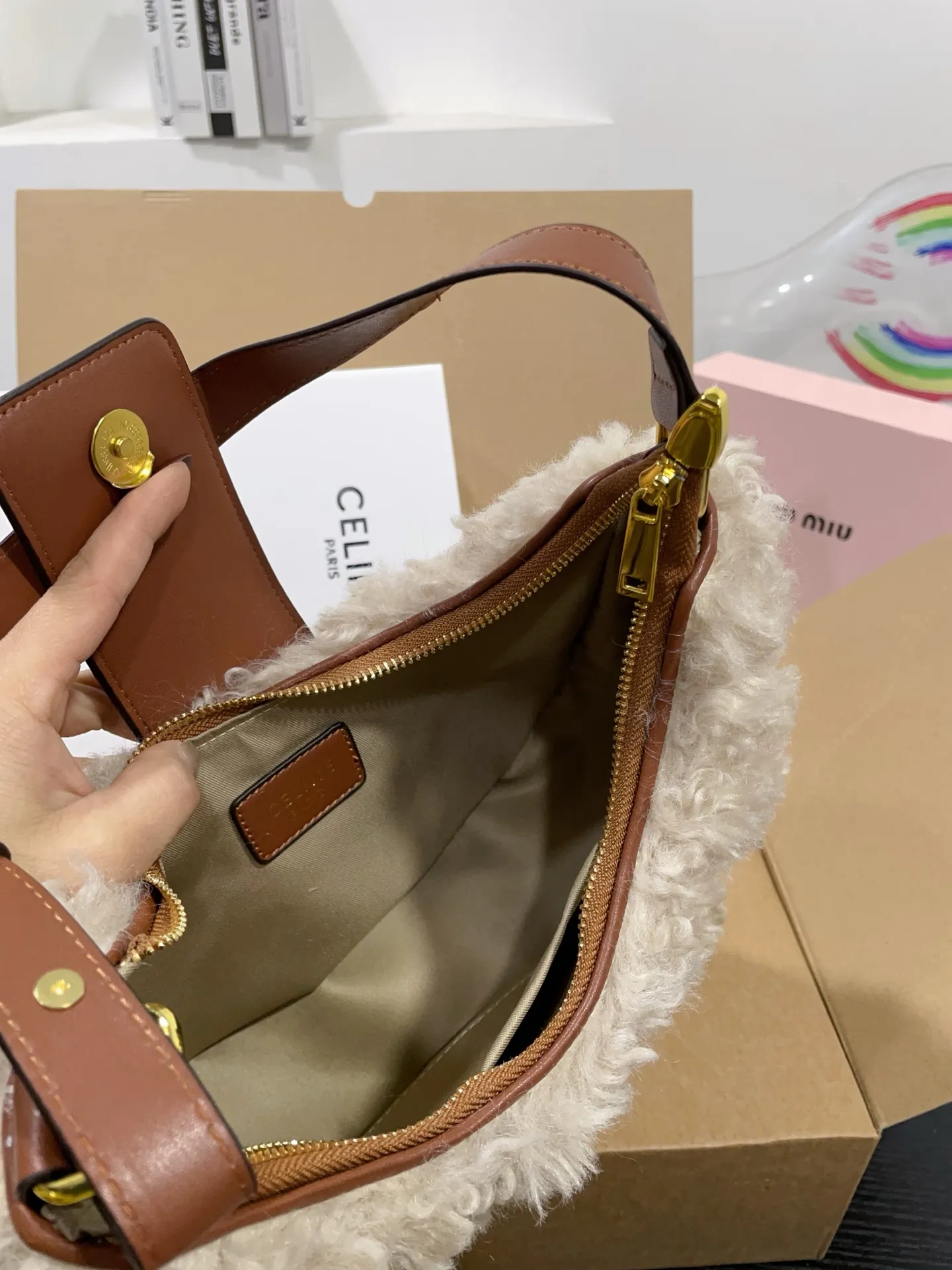 👑💰140💰配盒 赛琳原版羊羔毛hobo 红红火火恍恍惚惚出街啦~ 搭配衣服真的吼吼看~一秒时尚感千金风拉满红色也很显眼,好多场合都可以搭配 张元英同款~~~ 尺寸25cm