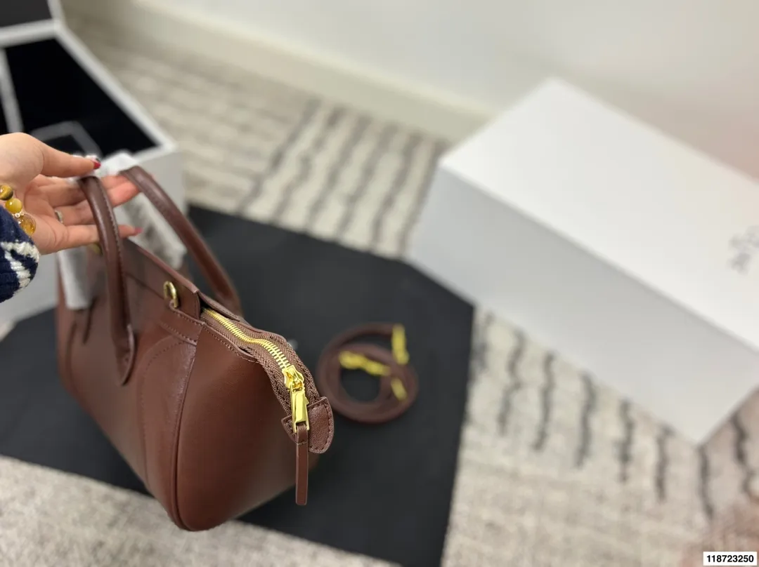 p240 尺寸25×19折叠盒 CELINE 赛琳New Luggage 手袋笑脸包 通勤休闲都很适合。 手提斜挎都OK,实用又优雅,CELINE经典