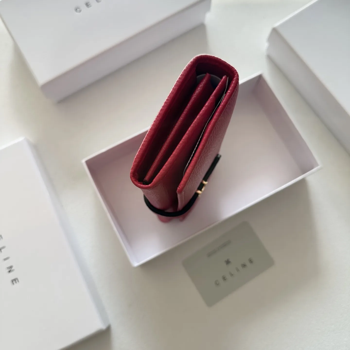 P95🎀🎀颜色 黑 粉 红🎀尺寸 19x10🎀赛琳爆款牛皮两折钱包🔥款式经典做工精细耐磨耐用手感极佳❤️