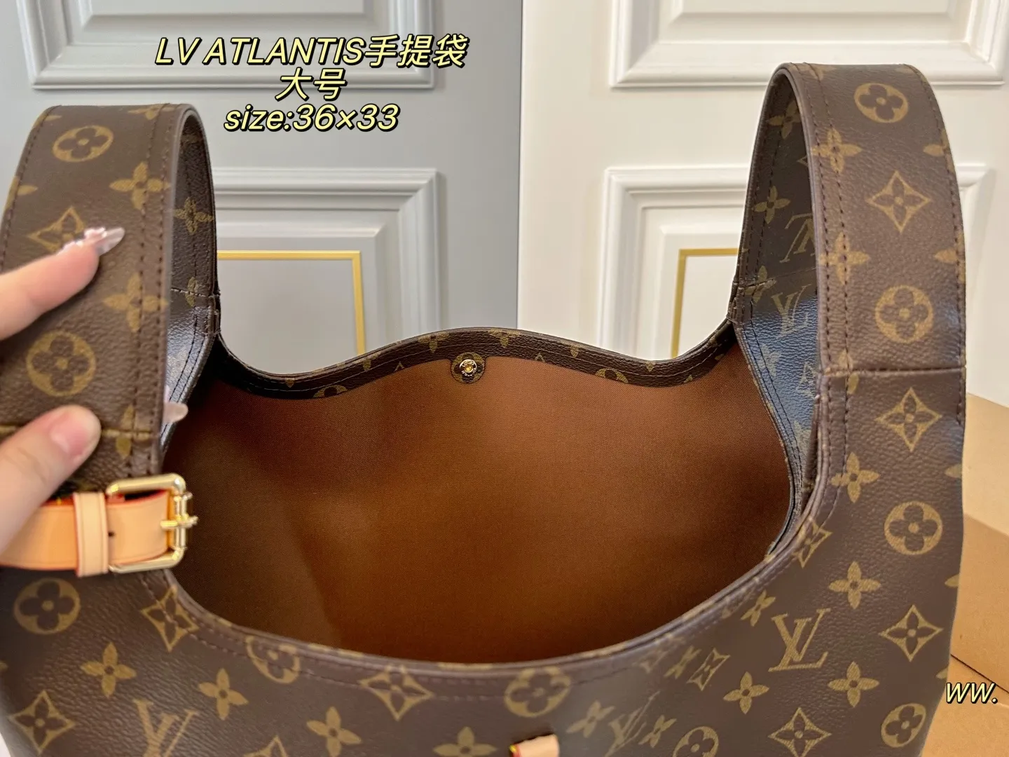 P200 大号(折叠盒飞机盒) size:36×33 LV路易威登ATLANTIS菜篮子手提袋💕 今年的秀场款!非常🆒 慵懒随性,高级感满满 自带皮肩带,可挽🉑️背~ 运动、休闲,🉑️爱气息都能搭✅