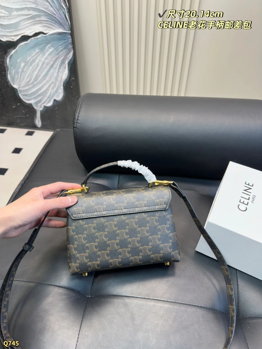 💰175配折叠盒 尺寸20.14cm 赛琳CELINE ｜老花NINO小号 经典元素：老花图案 复古与现代感兼具，辨识度高 相对于其它品牌的老花 Celine更低调跟年轻时髦 老花：帆布涂层 好处：轻便耐磨 防水 防刮蹭 护理简单 佩戴方式：手拿 斜挎 单肩