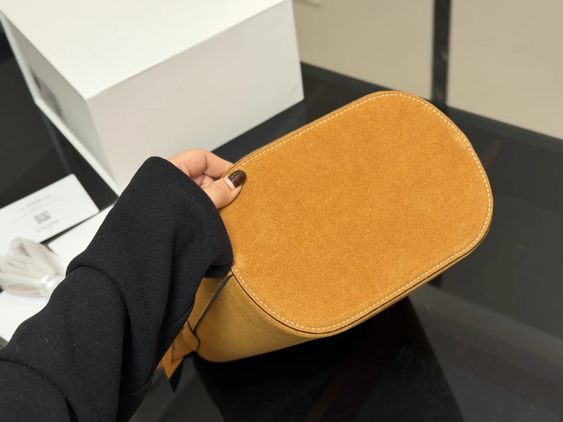 ¥185 配折叠盒 size: 24.24cm Celine 水桶包赛琳 一直很喜欢小牛皮的包 经久耐看 复古印花图案 有着高颜值的复古文艺气息🌱