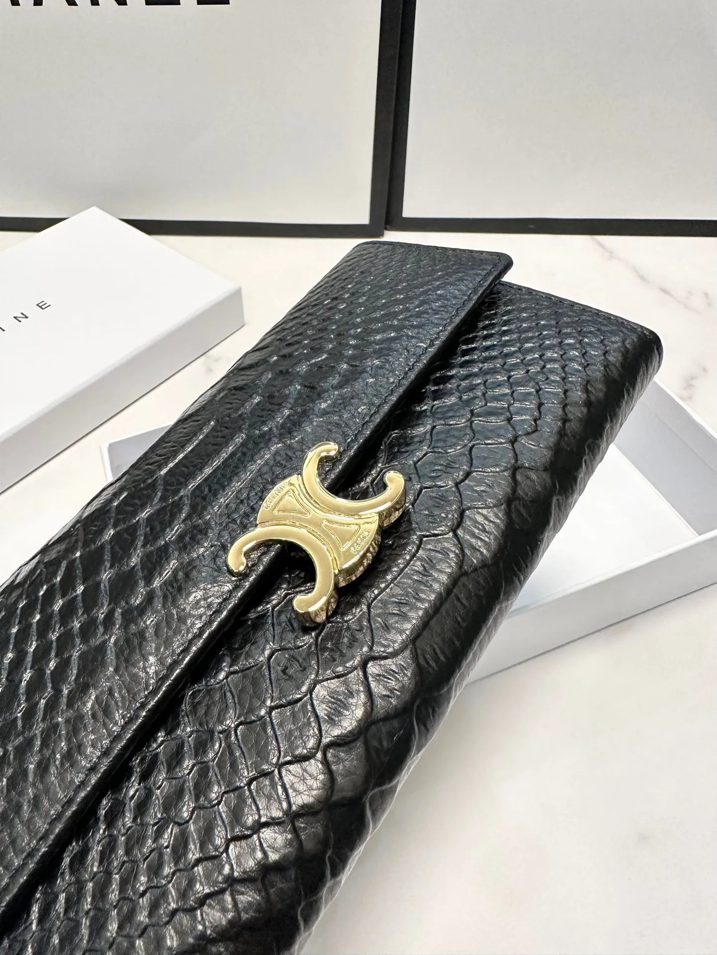 P95🎀🎀颜色 黑🎀尺寸 19x10🎀赛琳爆款牛皮两折钱包🔥款式经典做工精细耐磨耐用手感极佳❤️