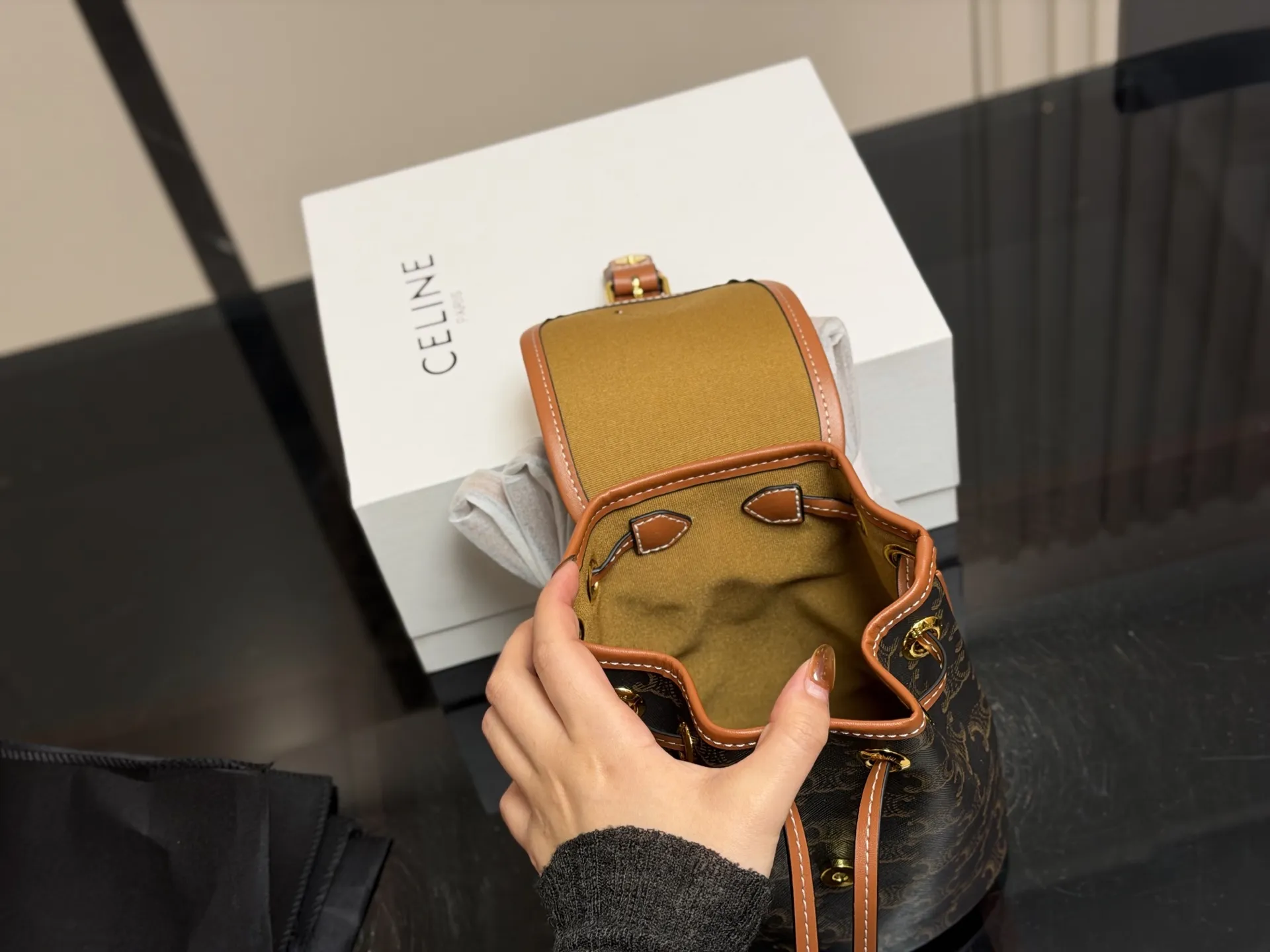 ¥140 配折叠盒 size:18.20cm 赛琳 双肩包配牛皮 新品迷你来咯~ 高颜值皮扣设计太给力了