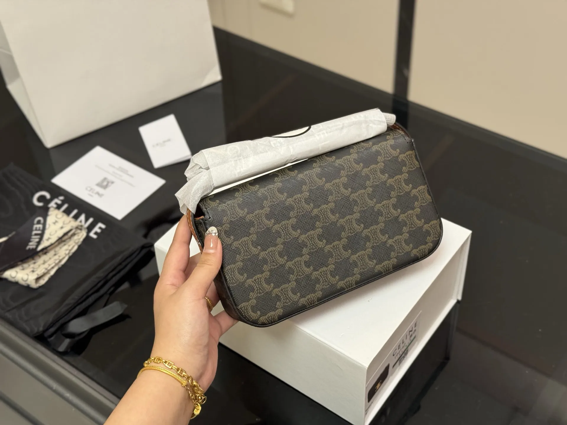 &yen;140 配盒 CELIN.Triomphe 配牛皮 赛琳最新款凯旋门腋下包 长方形的轮廓复古感满满～ 随便穿什么搭配这个包都是高级风 尺寸：20.10cm