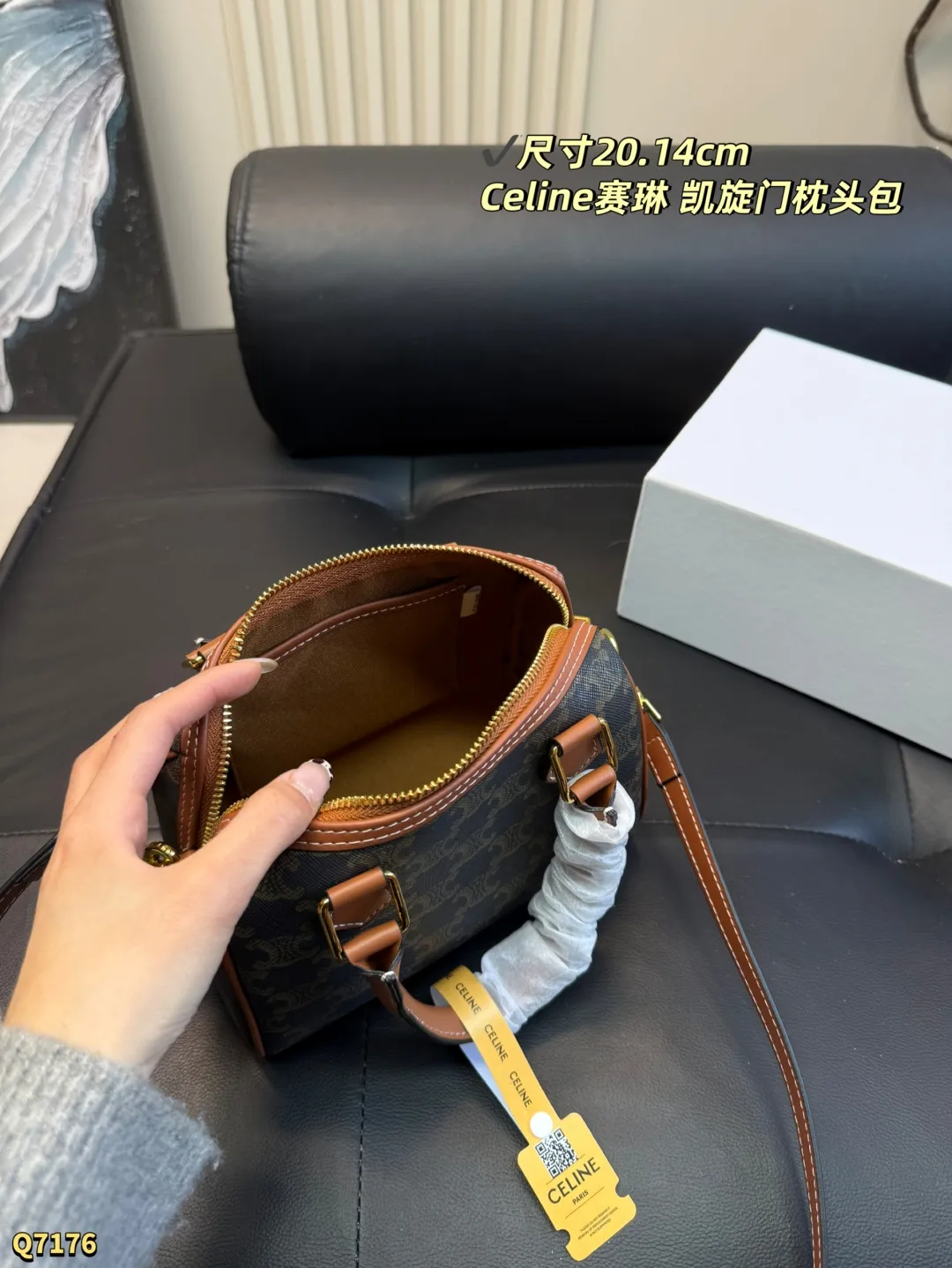 💰155 配盒带丝巾 尺寸:20.14cm CELINE赛琳凯旋门小号波士顿老花枕头包 lisa同款~小号比mini更实用更日常! 凯旋门老花复古感十足,不易过时!手拎可盐可甜,单肩又欲又酷~,既实用又时尚,盘它! 非常能装的包型,自带复古感,秋冬适配 小号容量可以放下手机 卡包 钥匙 粉饼 口红等… mini可爱 也能放下女生平时用到的化妆品
