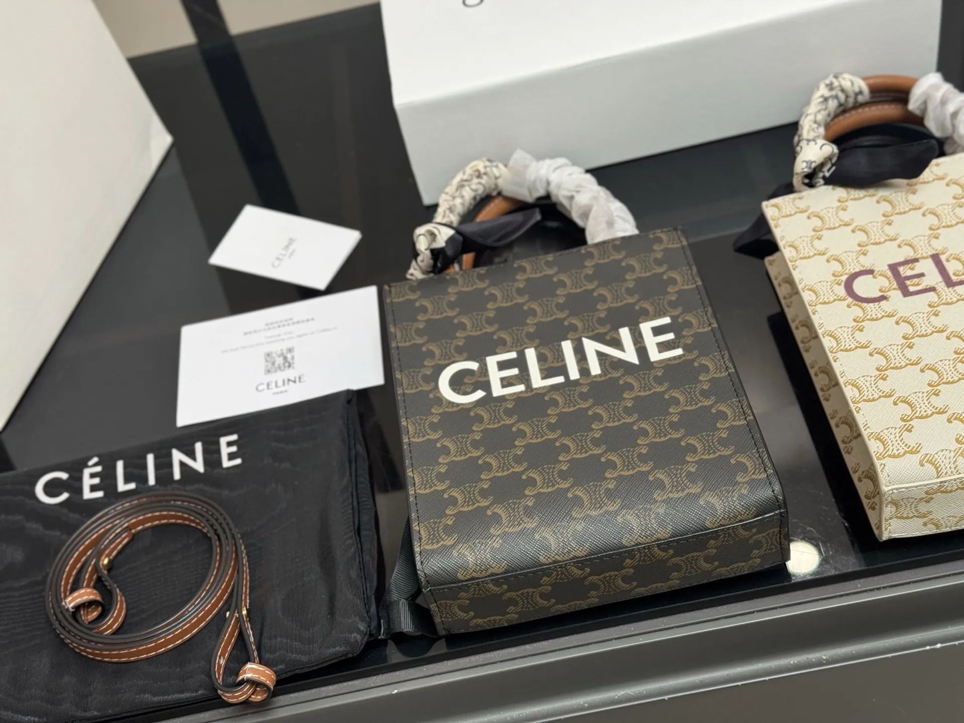 ¥150 配折叠盒 size:17*21cm celine 老花 mini 琴谱 赛琳老花耐看耐用 可爱又超级大气的一款! 它绝对是四季款!ydds