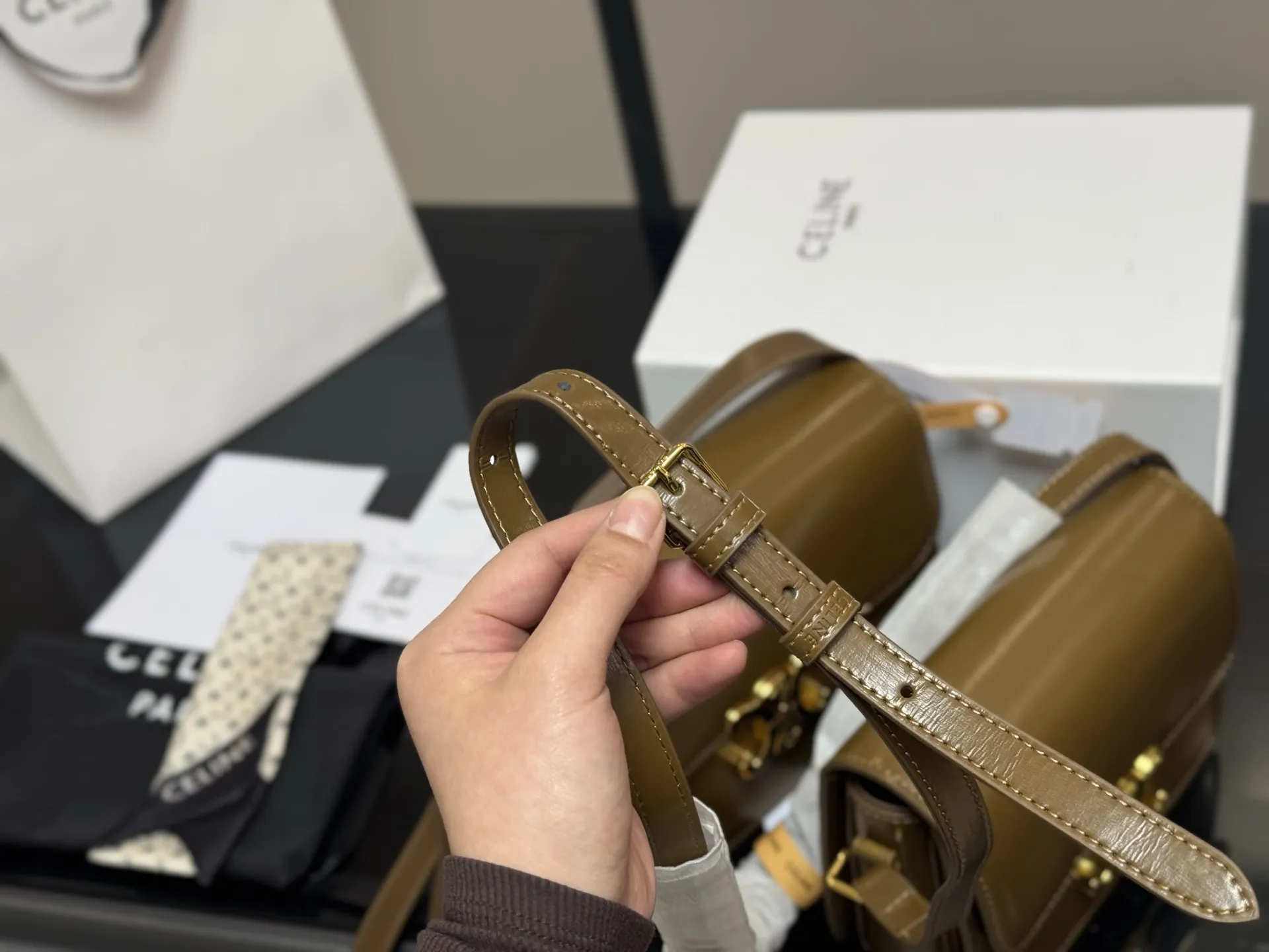 &yen;185 &yen;195 配折叠盒 尺寸：23cm*17（大） 19cm*15（小） 赛琳 凯旋门！ 很高端！很高级! 很适合🈴️四季！ ⚠️牛皮！牛皮！