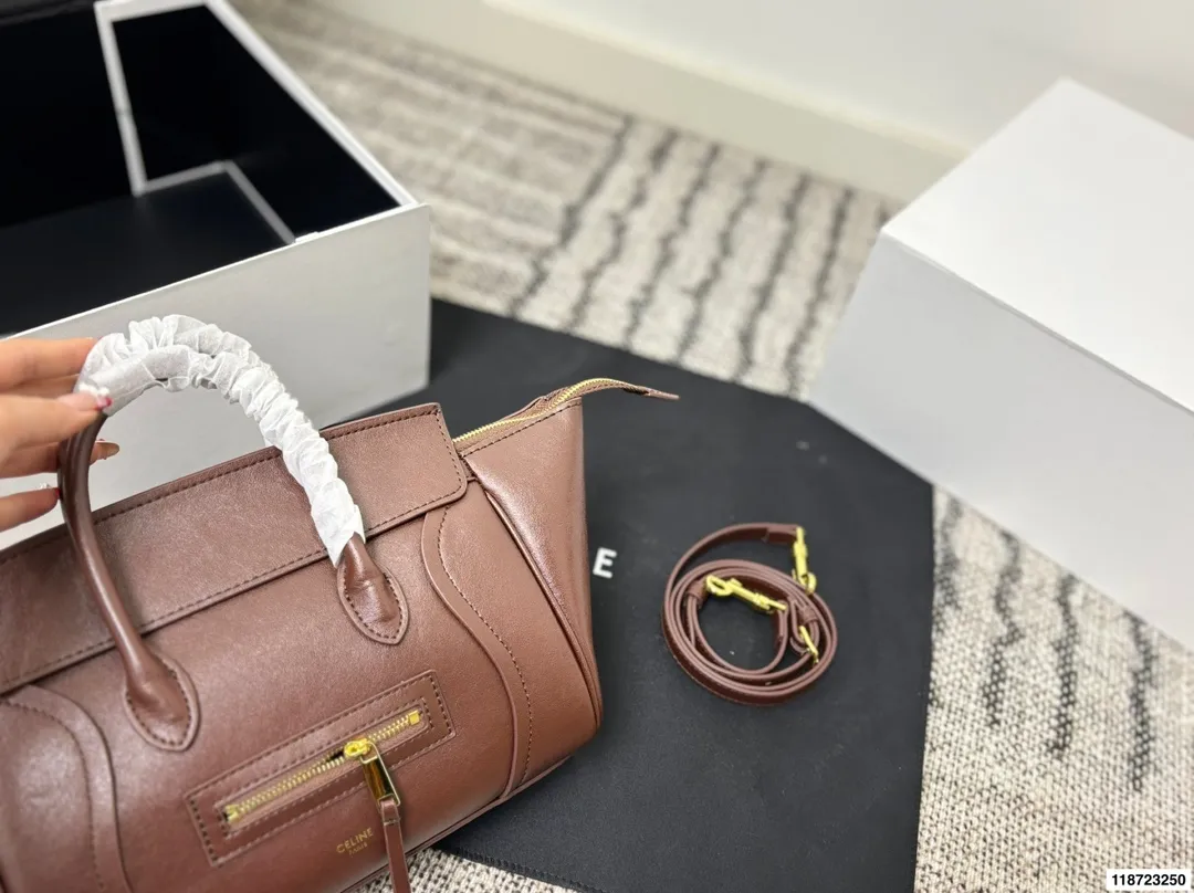 p240 尺寸25×19折叠盒 CELINE 赛琳New Luggage 手袋笑脸包 通勤休闲都很适合。 手提斜挎都OK,实用又优雅,CELINE经典