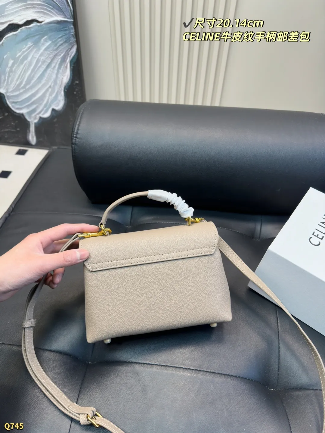 💰175配折叠盒 尺寸20.14cm 赛琳CELINE｜粒面牛皮🤎Teen Nino手柄邮差 TEEN NINO手袋👜采用天然粒面小牛皮材质 触感柔软且保留天然纹理，耐用不易变形 内里为Napa羊皮 搭配金色Triomphe金属锁扣，整体呈现低调奢华的棕褐色 配备顶部短手柄和可拆卸可调肩带 支持手拎、肩背或斜挎多种背法 包内结构包含两个主隔层 两个内贴袋和一个中央拉链袋 兼顾优雅与实用性