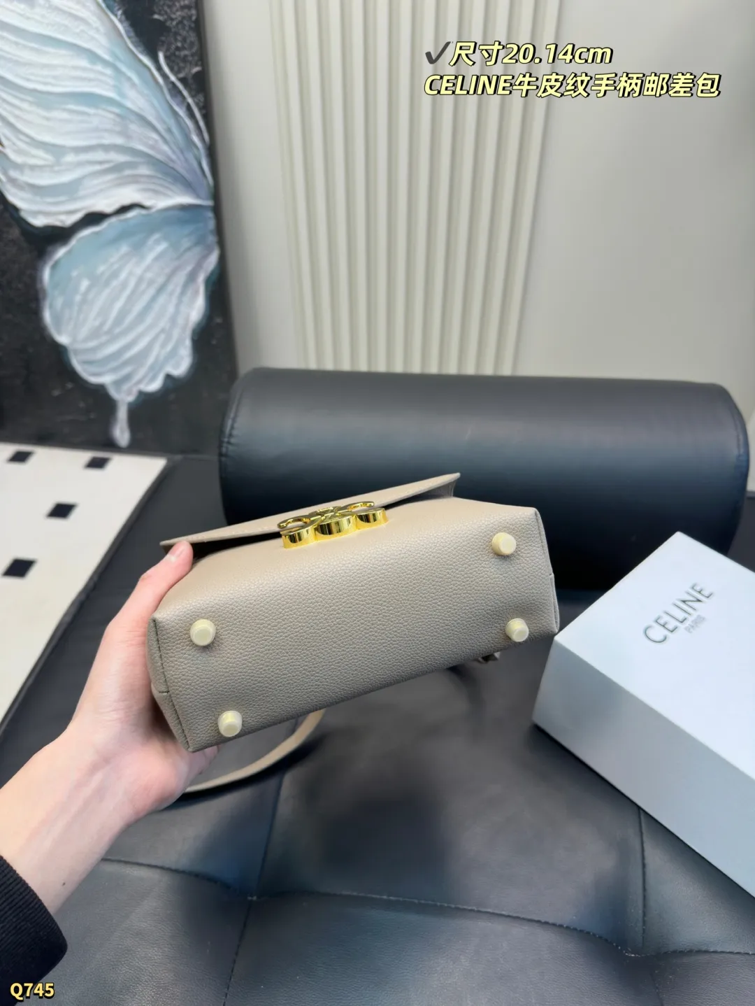 💰175配折叠盒 尺寸20.14cm 赛琳CELINE|粒面牛皮🤎Teen Nino手柄邮差 TEEN NINO手袋👜采用天然粒面小牛皮材质 触感柔软且保留天然纹理,耐用不易变形 内里为Napa羊皮 搭配金色Triomphe金属锁扣,整体呈现低调奢华的棕褐色 配备顶部短手柄和可拆卸可调肩带 支持手拎、肩背或斜挎多种背法 包内结构包含两个主隔层 两个内贴袋和一个中央拉链袋 兼顾优雅与实用性