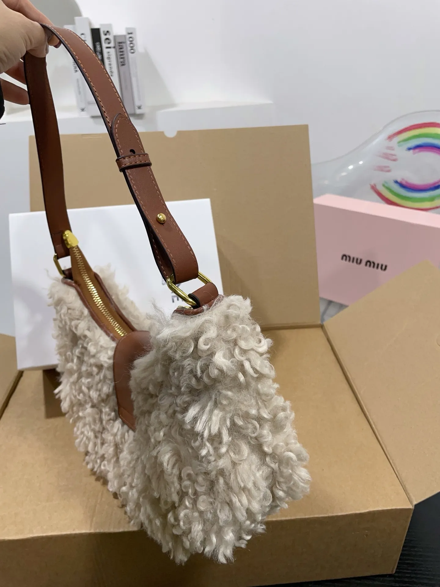 👑💰140💰配盒 赛琳原版羊羔毛hobo 红红火火恍恍惚惚出街啦~ 搭配衣服真的吼吼看~一秒时尚感千金风拉满红色也很显眼,好多场合都可以搭配 张元英同款~~~ 尺寸25cm