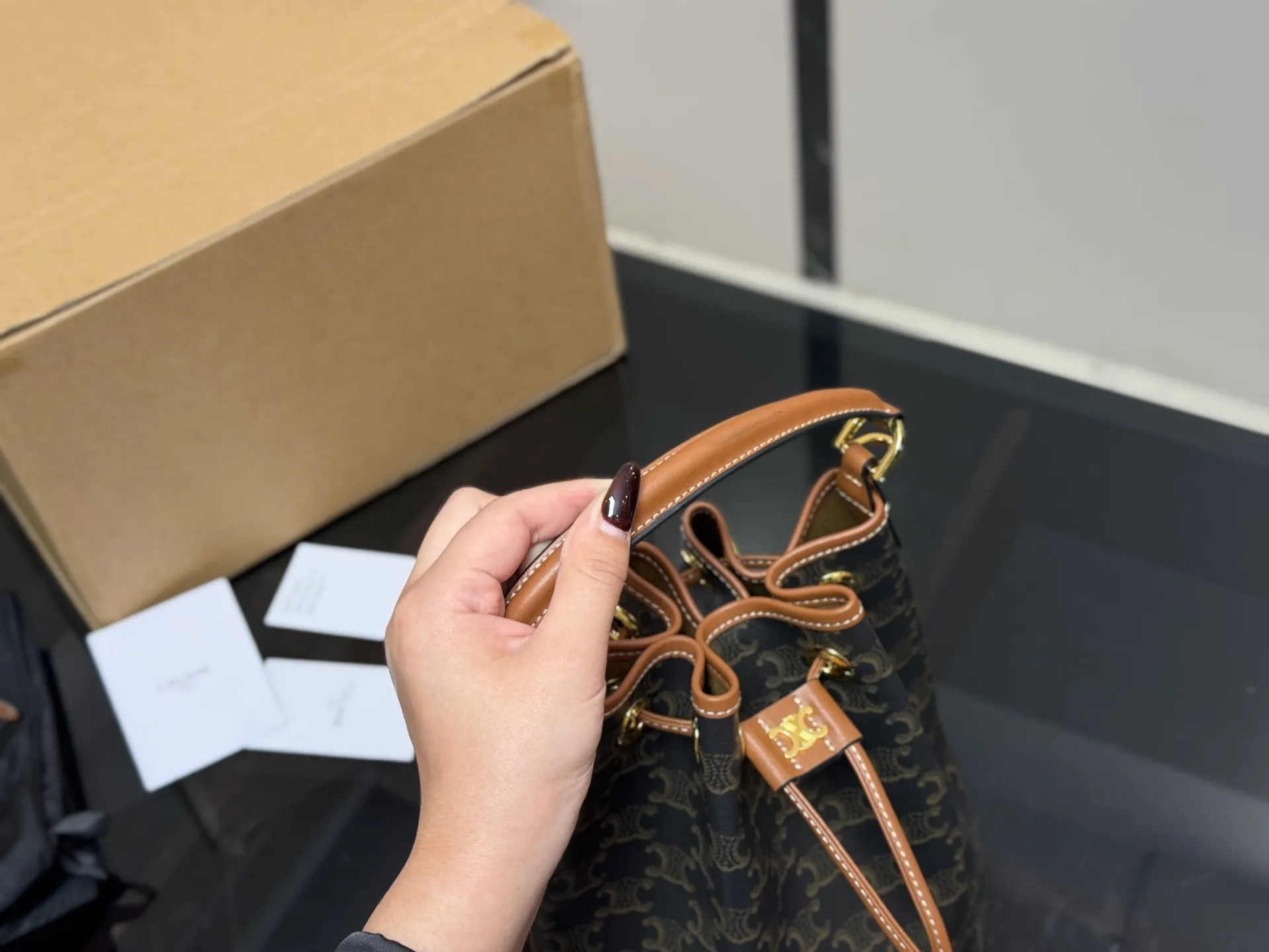 &yen;175 配盒 size： 20*23cm Celine 水桶包新款赛琳 一直很喜欢老花的包 经久耐看 复古印花图案 有着高颜值的复古文艺气息