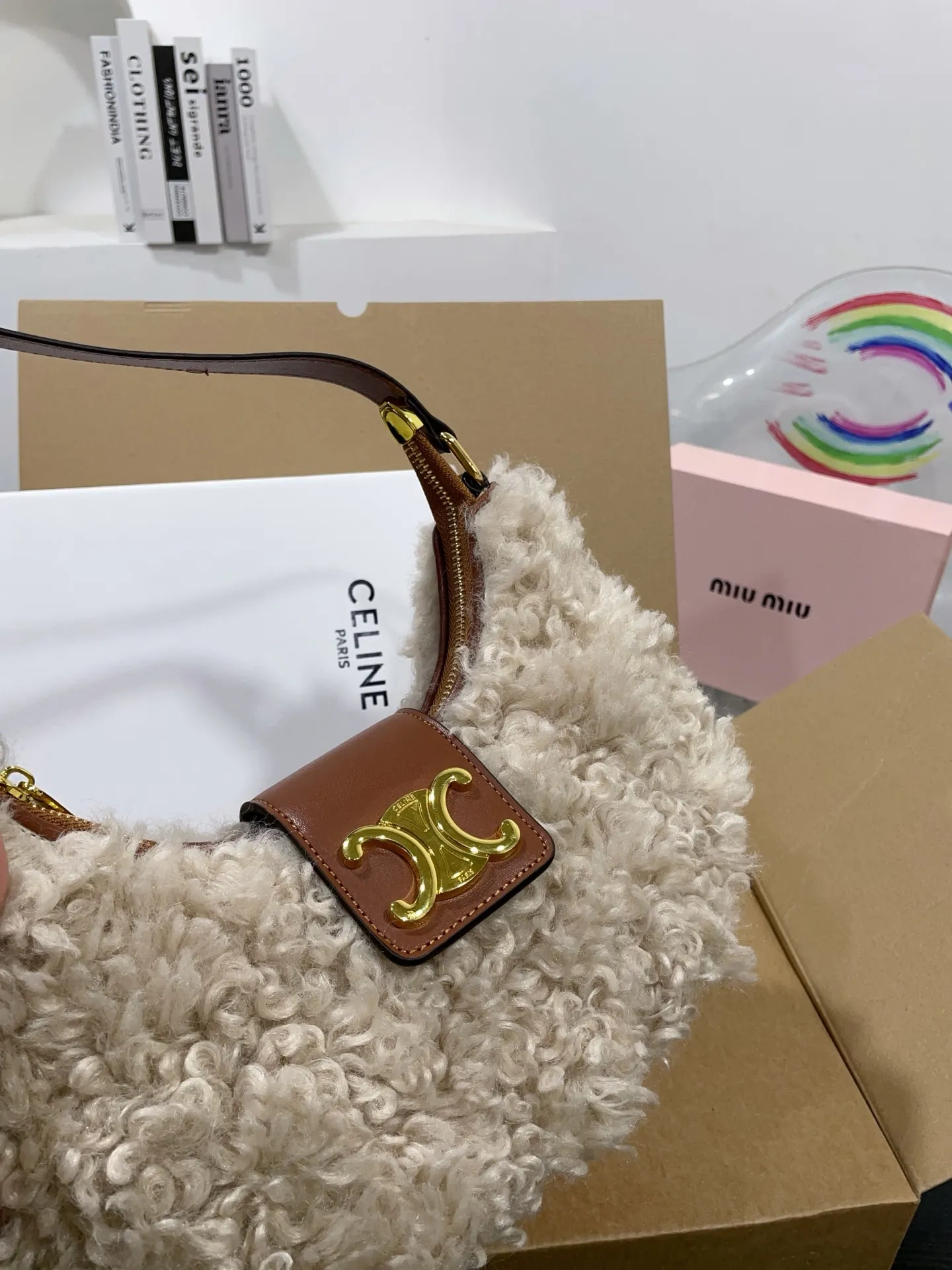 👑💰140💰配盒 赛琳原版羊羔毛hobo 红红火火恍恍惚惚出街啦~ 搭配衣服真的吼吼看~一秒时尚感千金风拉满红色也很显眼,好多场合都可以搭配 张元英同款~~~ 尺寸25cm