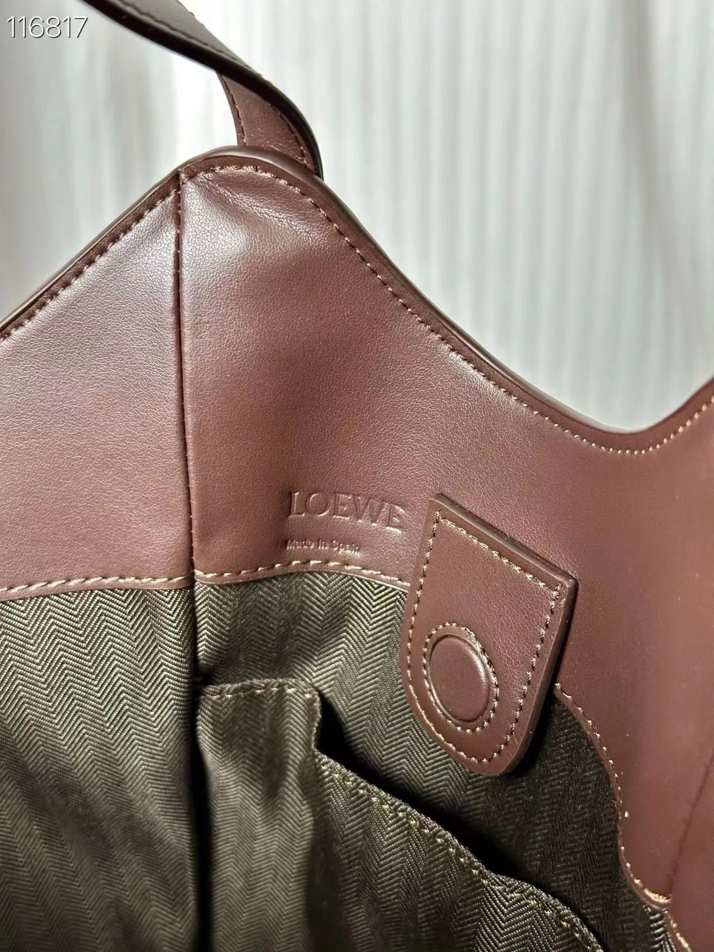 💰230包邮❗ LOEWE|松弛感大包 Hammock Flip吊床包 Hammock的升级版来咯 变得更时髦 更松弛了 肩带部分可以调节为腋下hobo背法 调短手拎也很方便☕️ 容量可以放下一个iPad Pro 出差 通勤没有问题 15x22.5x22cm:15x22.5x22cm 款号:7079 ❌不退不换慎重下单❌