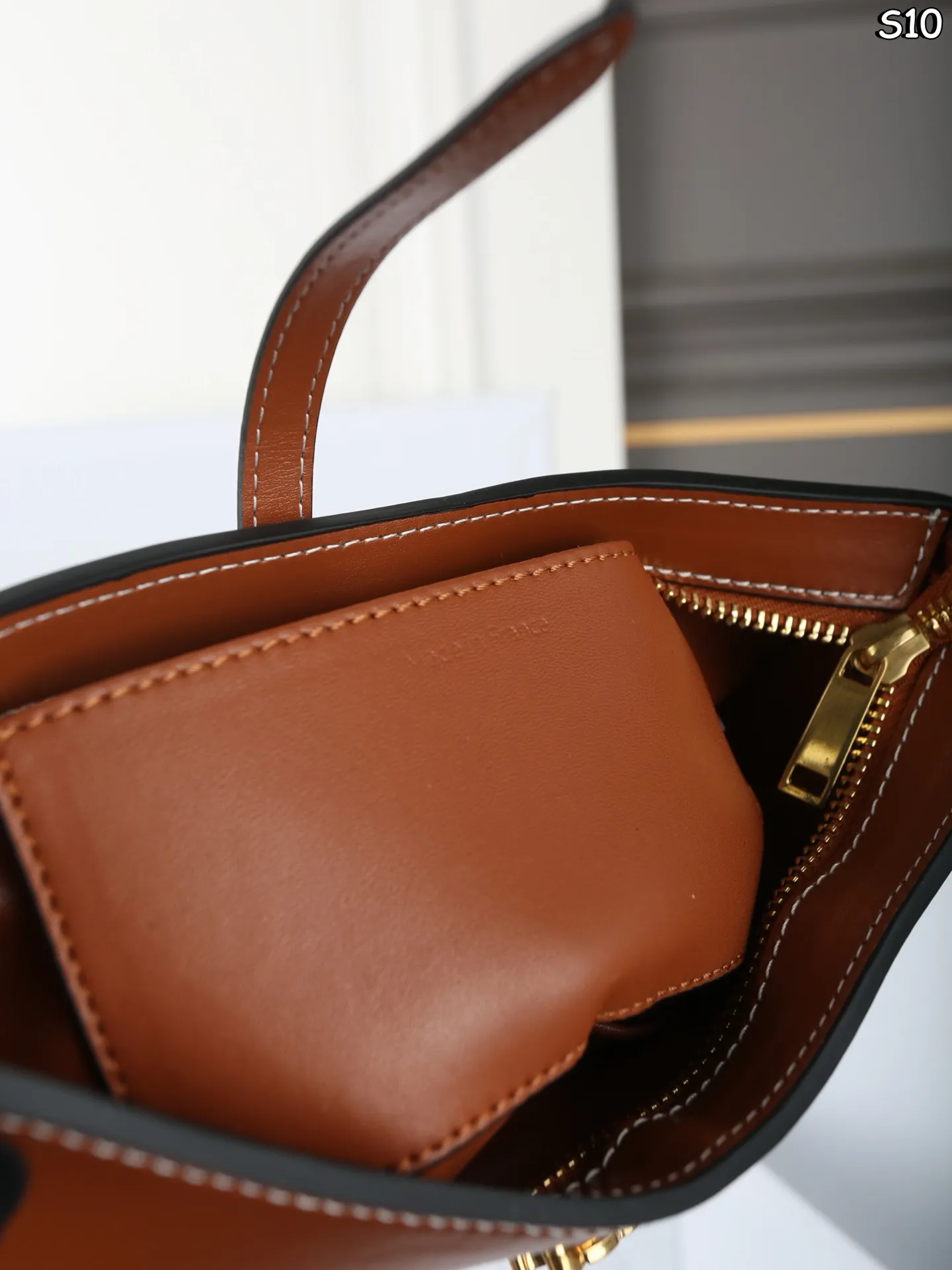 P120 折叠盒 CELINE赛琳 TINA 腋下包 单肩包 巨百搭的小包!巨好看! 纤巧利落,规整有型 新款超薄单肩包,时尚感满满,有同名Tina的美眉来收了属于自己的包吗 尺寸:25×13