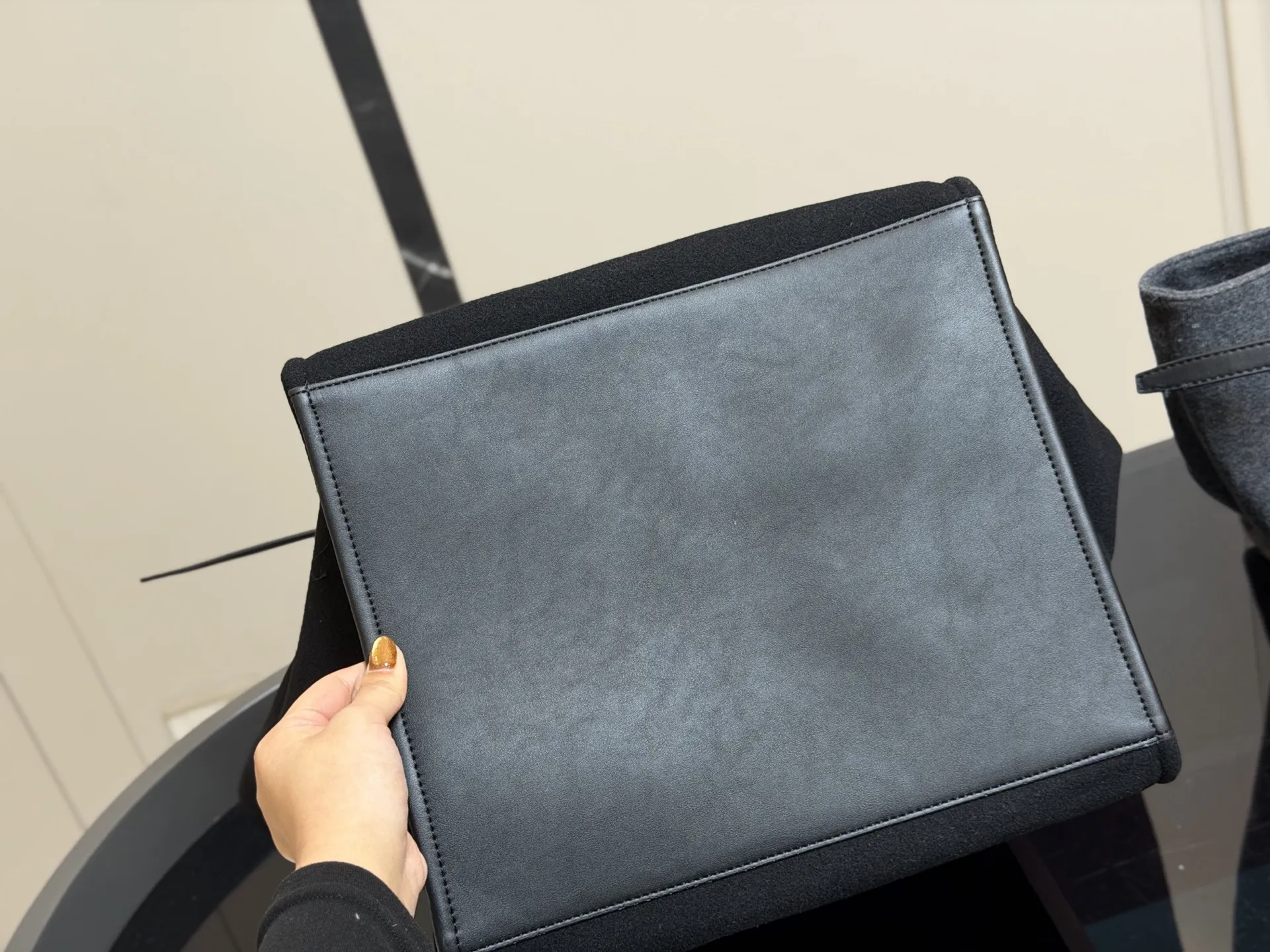 &yen;130 赛琳 belt bag鲶鱼包， 简洁的线条， 柔软包的身， 牛皮🐂品质！ 成为经典款IT bag之一 尺寸：32.31cm