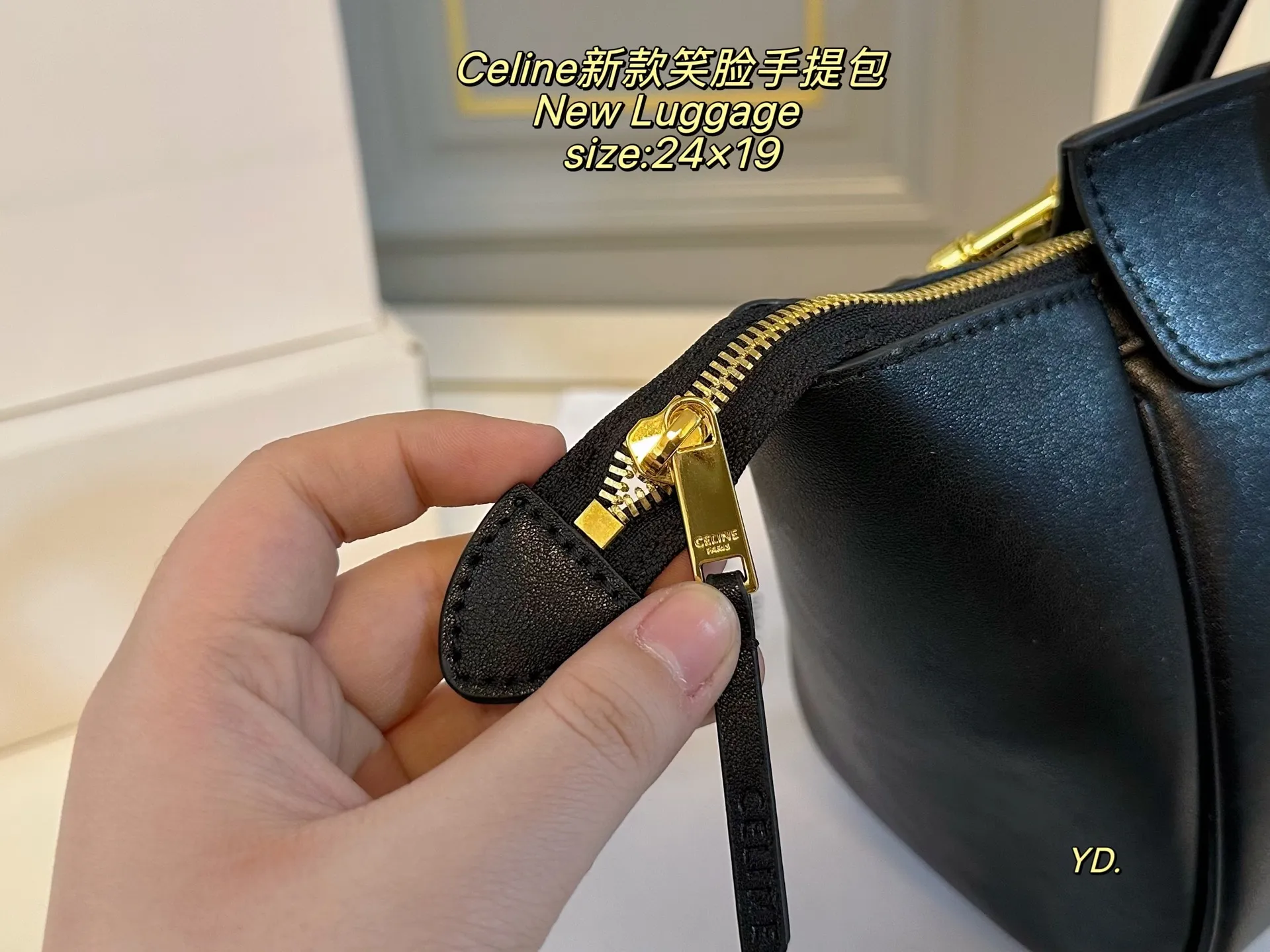 P240(折叠盒) size:24×19 Celine 赛琳新款New Luggage笑脸😊手提包💕 赛琳的luggage系列, 也就是我们俗称的笑脸包, 皮质细腻,时尚百搭 配有长肩带,🉑斜挎可手提 精致的缝线工艺使轮廓更加流畅自如