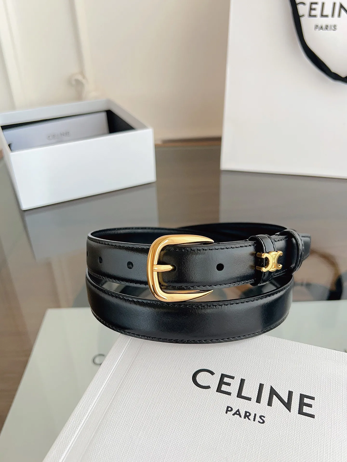 P180 C&Eacute;LINE 赛琳🆕VIVIENNE中 TAURILLON25毫米皮带 牛皮革 牛皮革衬里 金色饰面 圆形搭扣 第一个圆环四周环绕TRIOMPHE金属环 宽度：2.5厘米