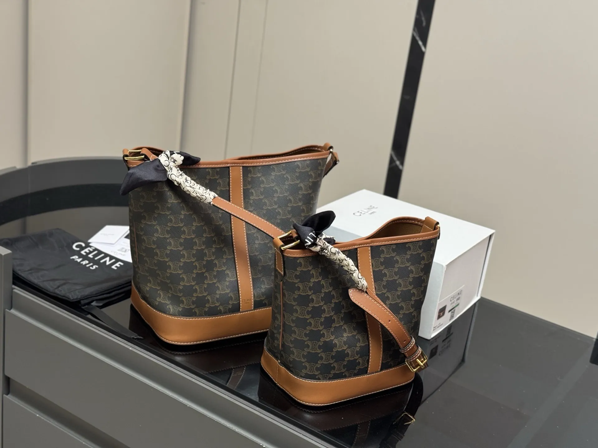 &yen;160 &yen;150 配折叠盒 size：25*27cm 18.22cm Celine 赛琳水桶包 这谁抵得住啊！ 一年四季都可以用的水桶！ 一直很喜欢老花的包 老花色经典极搭！ 颜值超级在线哦