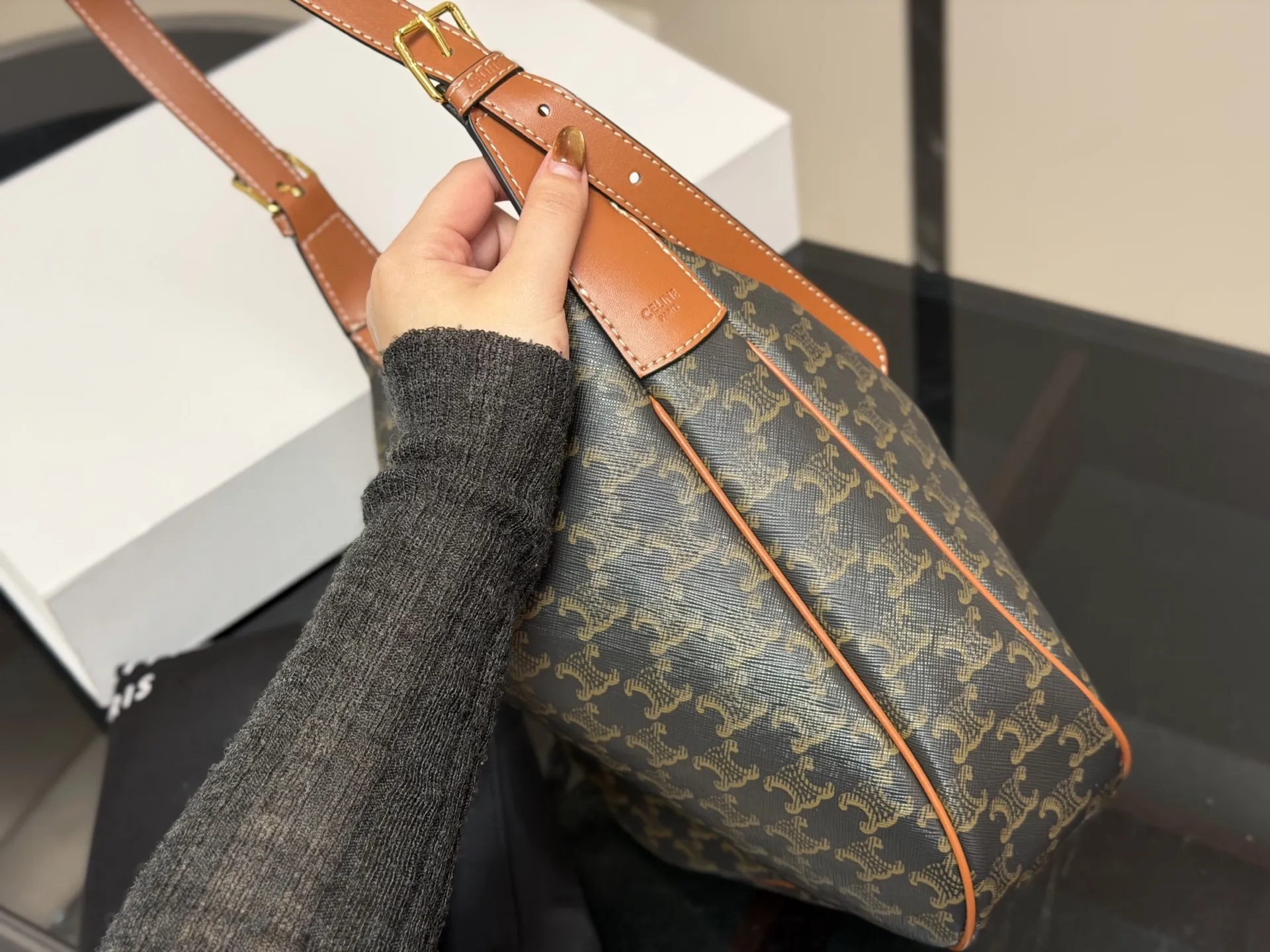 ¥185 配折叠盒 size:29.27cm celine 赛琳新品发布hobo腋下托特 延续凯旋门 复古斜挎 , 耐看经典一点都不老