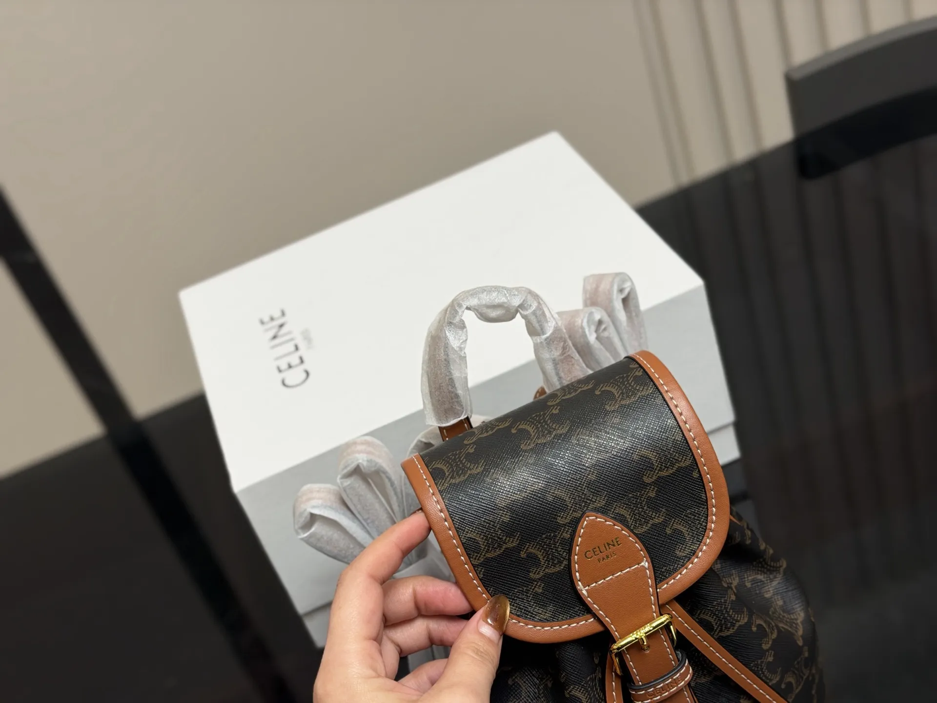 &yen;140 配折叠盒 size：18.20cm 赛琳 双肩包配牛皮 新品迷你来咯～ 高颜值皮扣设计太给力了