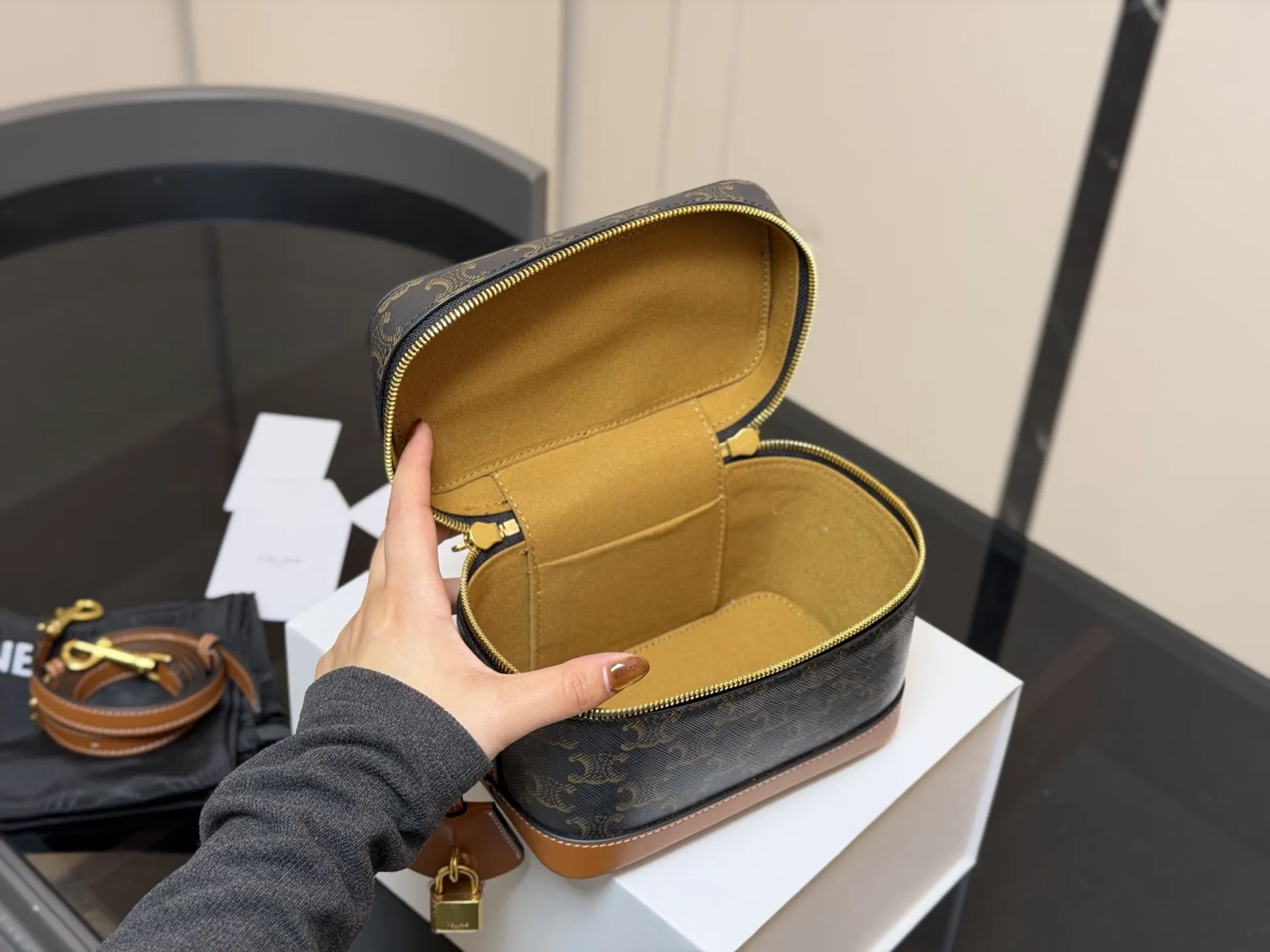 ¥190 配折叠盒 赛琳CELINE 复古斜挎包 真的很有气质的款式容量是我喜欢的 不大却很能装质感不用多说 真的很华丽漂亮和实用兼顾无须多言 尺寸:18.13cm