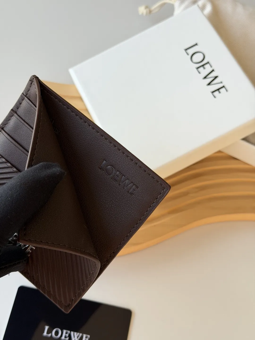 💰125包邮❗ 升级版2025 Loewe罗意威新款卡片包 信用卡 小零钱 水波纹牛皮 相比老款精致啦不止一点点呀~~配盒、防尘袋！ 情人节选这种小配饰也不错 ~~ 款号：Ｌ1149 尺寸：10*7.5cm