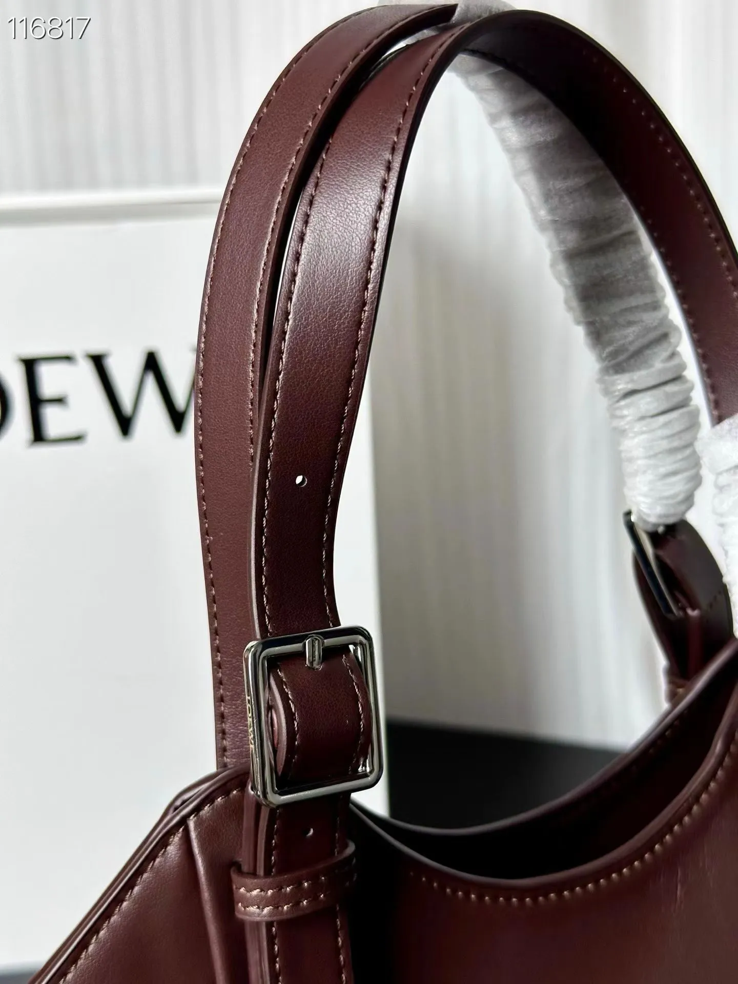 💰230包邮❗ LOEWE|松弛感大包 Hammock Flip吊床包 Hammock的升级版来咯 变得更时髦 更松弛了 肩带部分可以调节为腋下hobo背法 调短手拎也很方便☕️ 容量可以放下一个iPad Pro 出差 通勤没有问题 15x22.5x22cm:15x22.5x22cm 款号:7079 ❌不退不换慎重下单❌