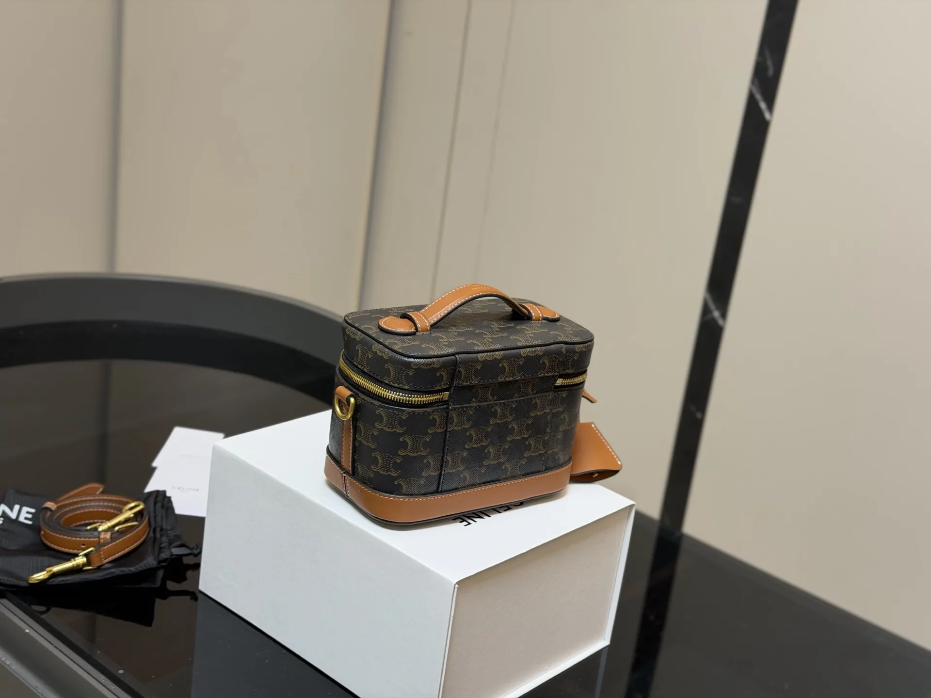 &yen;190 配折叠盒 赛琳CELINE 复古斜挎包 真的很有气质的款式容量是我喜欢的 不大却很能装质感不用多说 真的很华丽漂亮和实用兼顾无须多言 尺寸:18.13cm