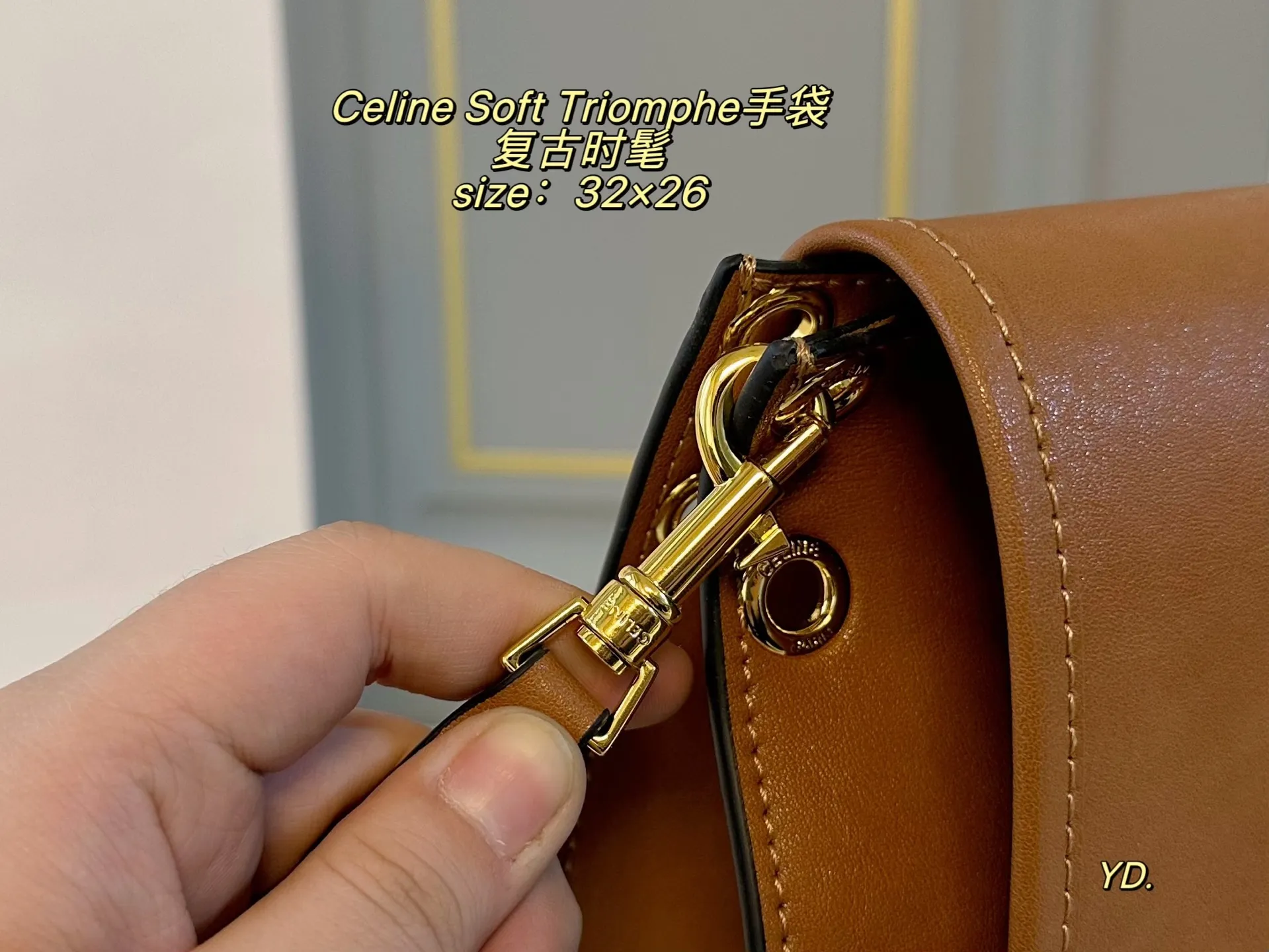 P210(折叠盒) size:32×26 Celine 赛琳新款Soft Triomphe 手袋💕 圆弧形底部造型,俏皮可爱! 金属凯旋门吸扣开合,质感高级~ 肩带可调节,斜挎or单肩随心切换 法式慵懒风轻松拿捏,复古又时髦🆒