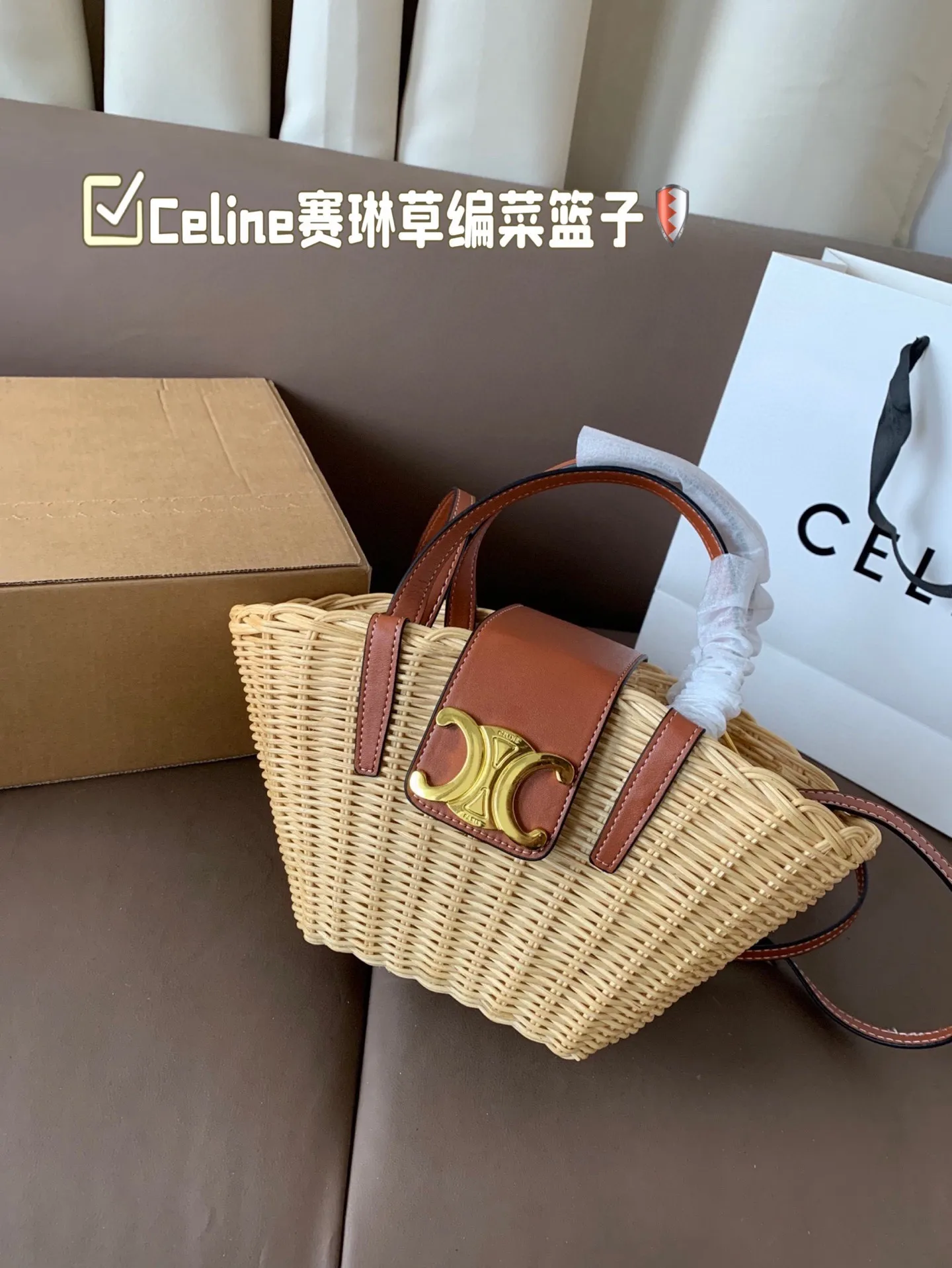 P155 Celine赛琳草编菜篮子 这款编织菜篮子 实在抵挡不住他的诱惑了好看的文艺风来啦~样子真的让人无数次心动 尺寸13*15飞机盒