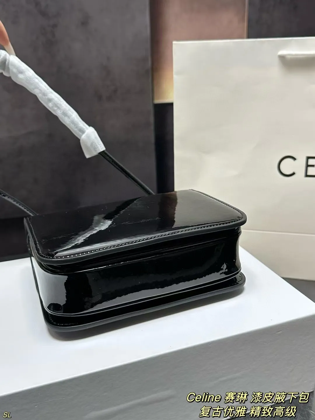 P145 配盒 Celine 赛琳 漆皮腋下包 精致百搭又能装，无论是重要场合还是日常通勤，都能完美适配！ 尺寸：18.5*14CM