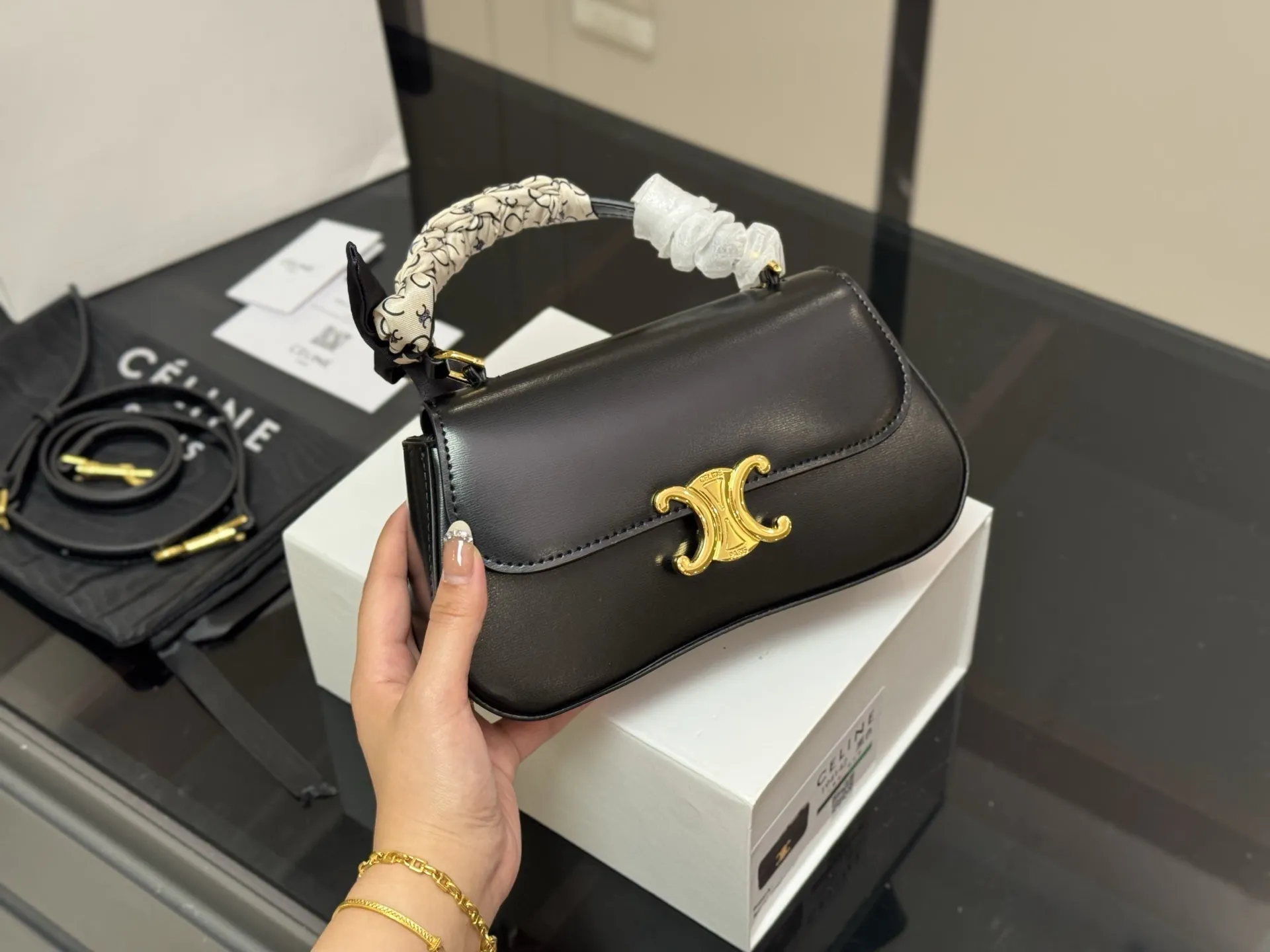 &yen;160 配折叠盒 size：22*12cm celine 超美腋下包 凯旋门 ⚠️升级版 重新出货 复古性感百搭小包 赛琳不容错过！！ ⚠️牛皮皮质 这个冬天您离不开它！