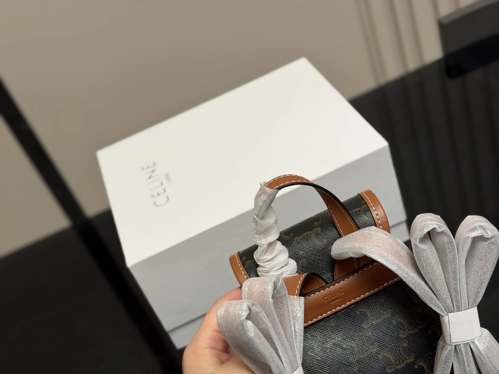 ¥140 配折叠盒 size:18.20cm 赛琳 双肩包配牛皮 新品迷你来咯~ 高颜值皮扣设计太给力了