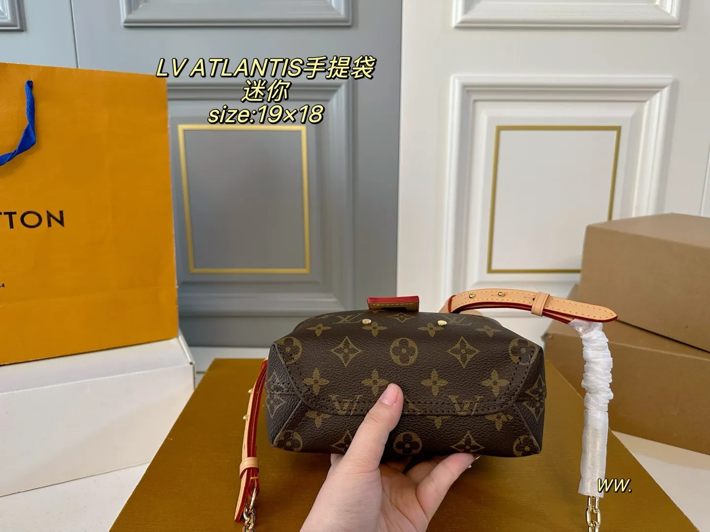 P170 迷你(折叠盒飞机盒) size:19×18 LV路易威登ATLANTIS菜篮子手提袋💕 今年的秀场款!非常🆒 小巧可爱,适合小个子女生! 自带皮肩带,可挽🉑️背~ 运动、休闲,🉑️爱气息都能搭✅