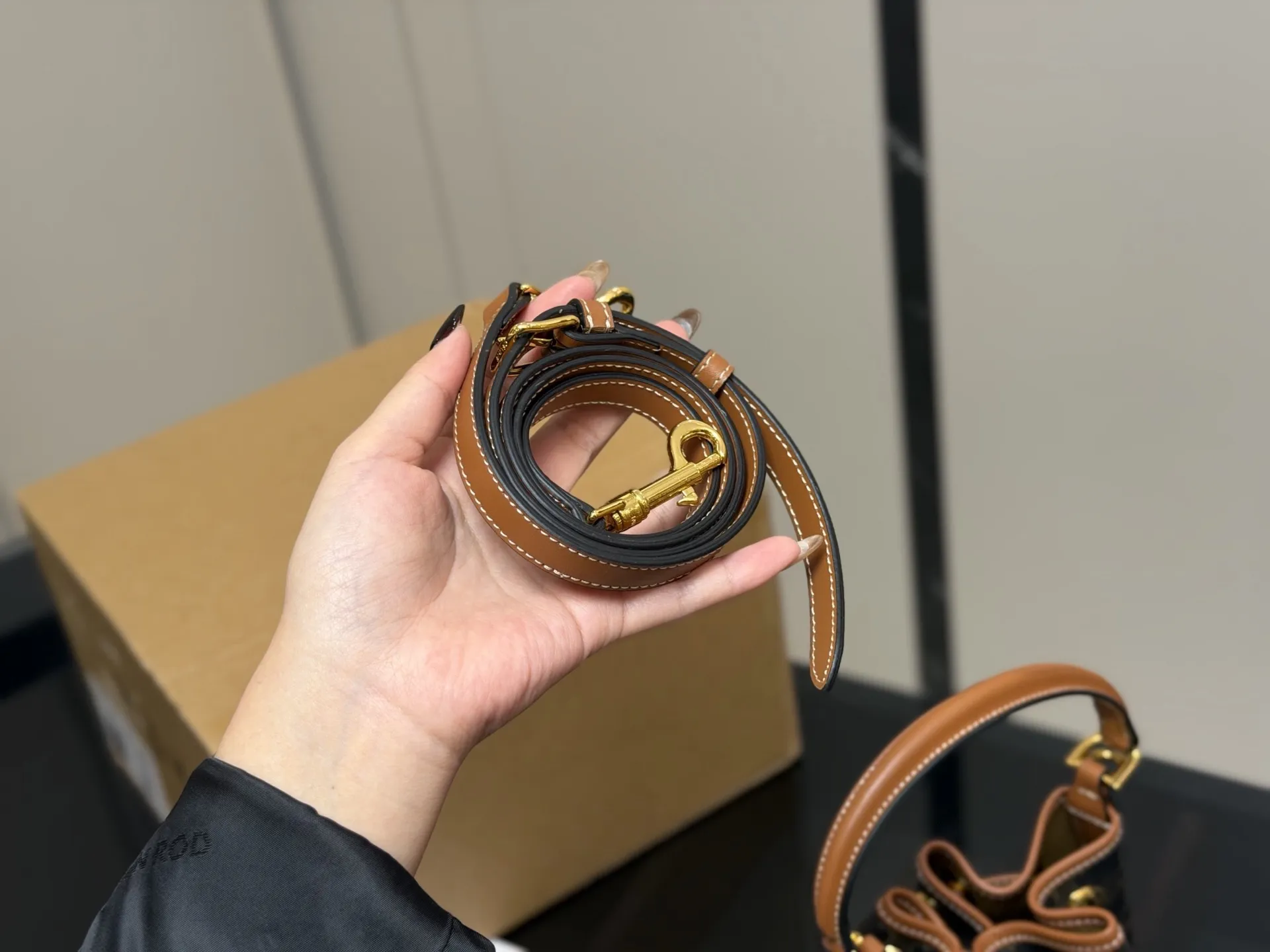 ¥175 配盒 size: 20*23cm Celine 水桶包新款赛琳 一直很喜欢老花的包 经久耐看 复古印花图案 有着高颜值的复古文艺气息