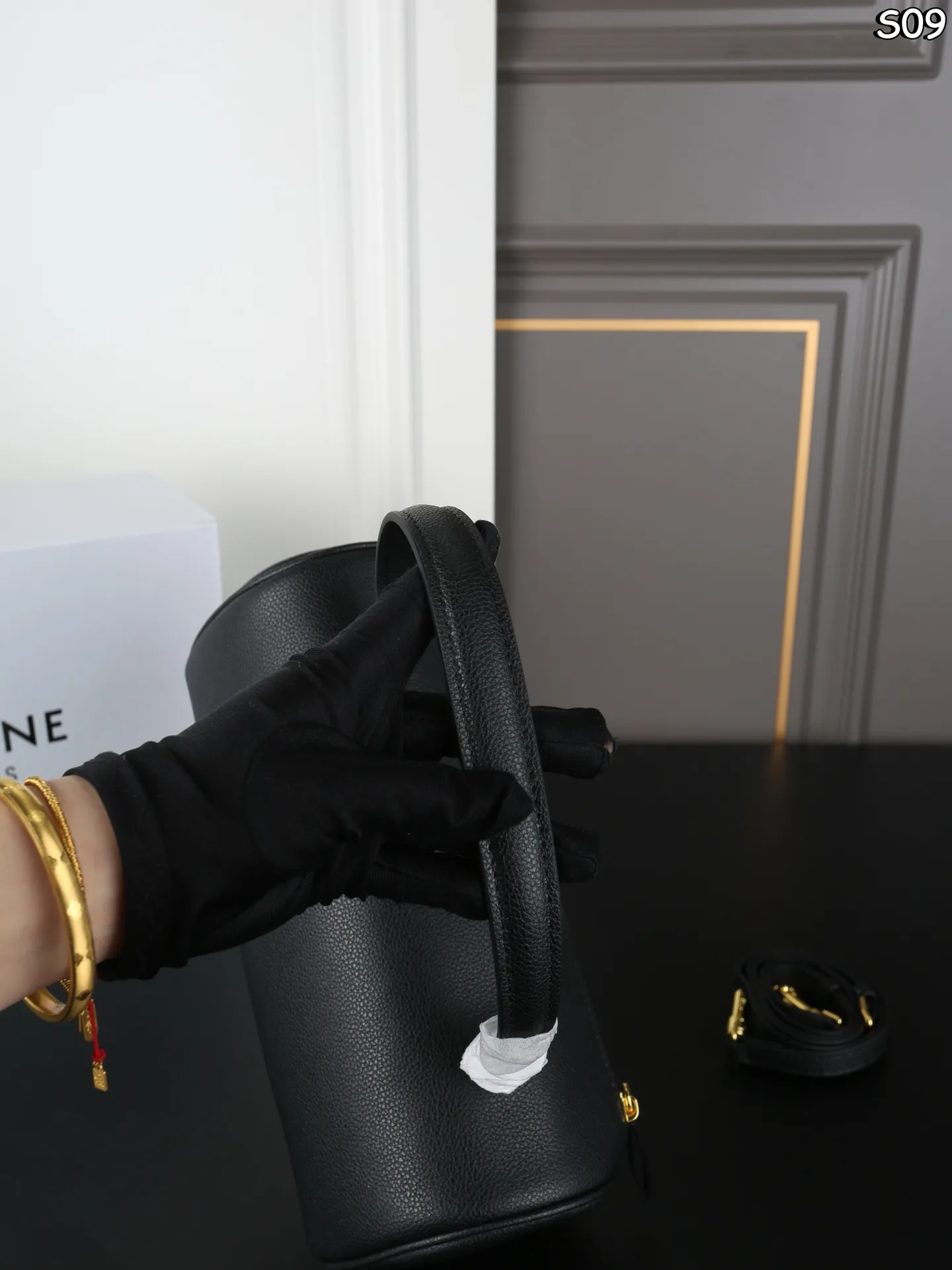 P155 折叠盒 CELINE赛琳 Triomphe CYLINDER 圆筒包 手提包 CELINE家族新成员 CYLINDER圆柱体手提包 轻便舒适 经典配色 🉑手拎🉑肩背 简直是深得我心 自重特别轻便的同时包型也都别出心裁 像这款长手柄的CYLINDER我都能想象到秋冬了手腕在驼色羊绒大衣上会有多么的精彩绝伦 尺寸:26×13