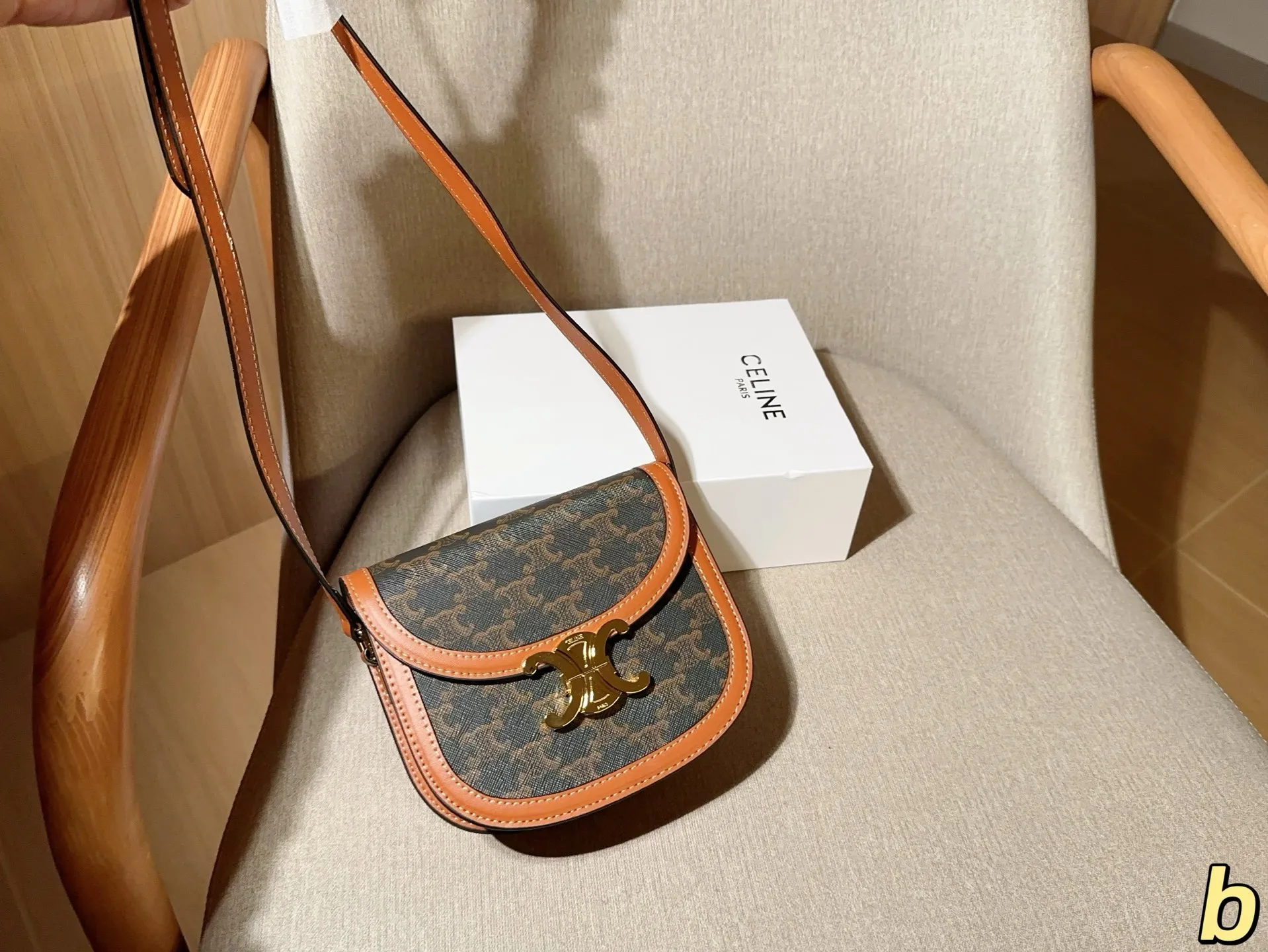 💰140 Celine/赛琳 经典半圆马鞍包 尺寸18&times;15&times;5 礼盒包装🎁