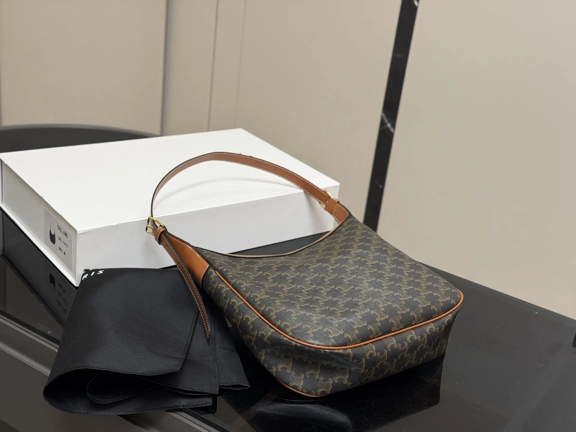 &yen;185 配折叠盒 size：29.27cm celine 赛琳新品发布hobo腋下托特 延续凯旋门 复古斜挎 ， 耐看经典一点都不老