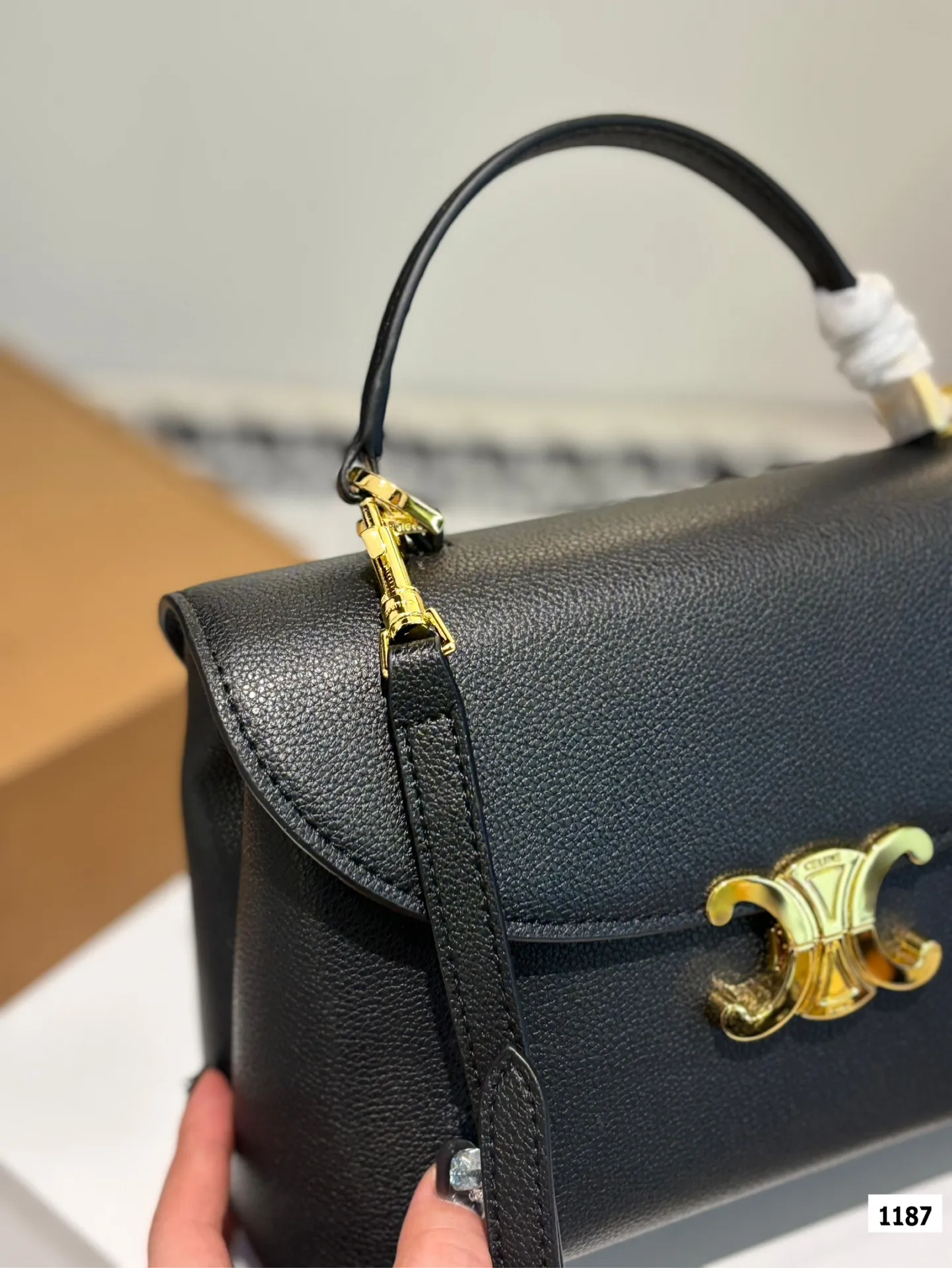 P185-p175 配盒子 Celine一眼心动V赛琳最新款凯旋门] 赛琳最新款凯旋门手提包 长方形的轮廓复古感满满~ 随便穿什么搭配这个包都是高级风 尺寸：25 18 20 14