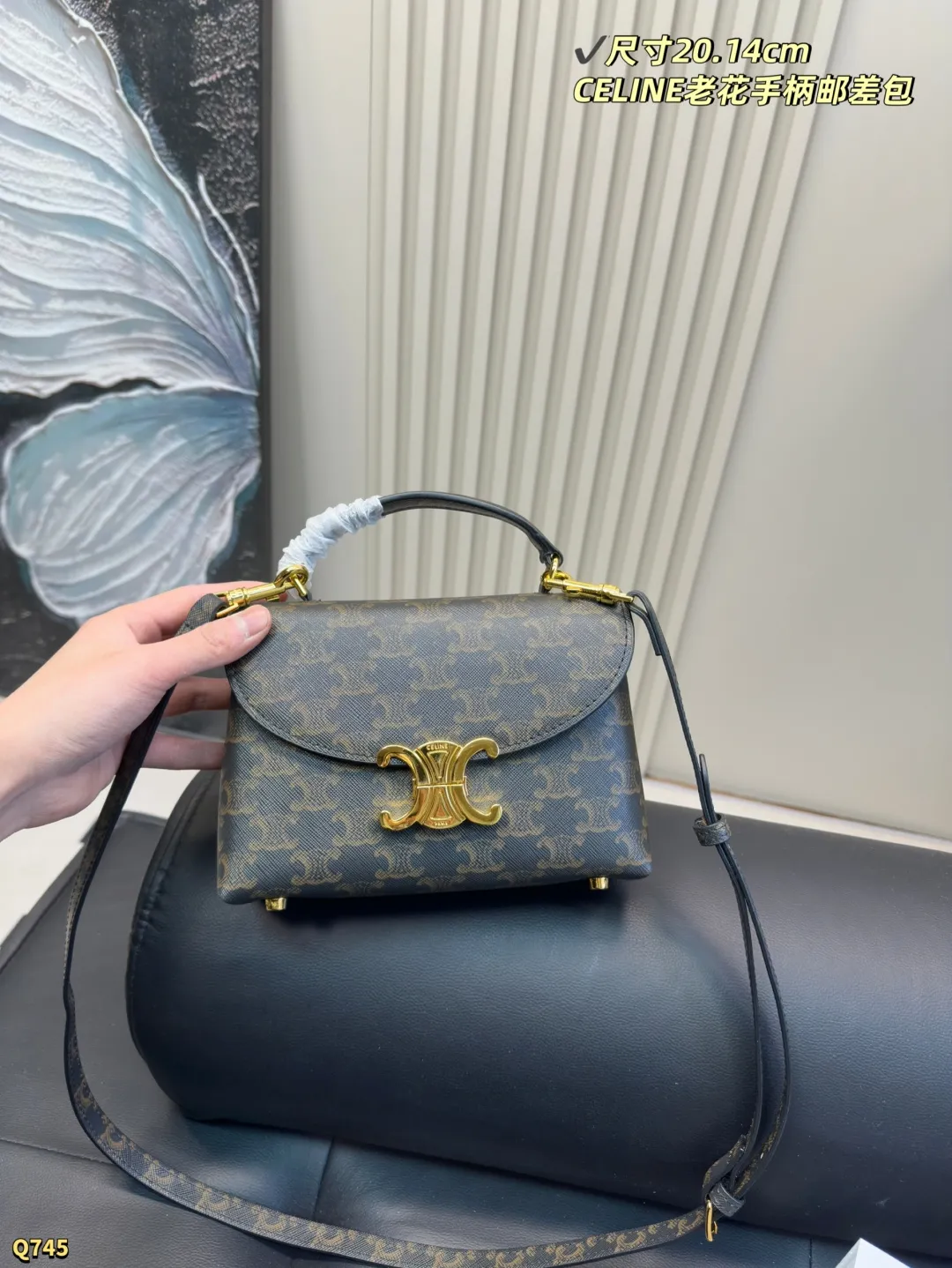 💰175配折叠盒 尺寸20.14cm 赛琳CELINE |老花NINO小号 经典元素:老花图案 复古与现代感兼具,辨识度高 相对于其它品牌的老花 Celine更低调跟年轻时髦 老花:帆布涂层 好处:轻便耐磨 防水 防刮蹭 护理简单 佩戴方式:手拿 斜挎 单肩